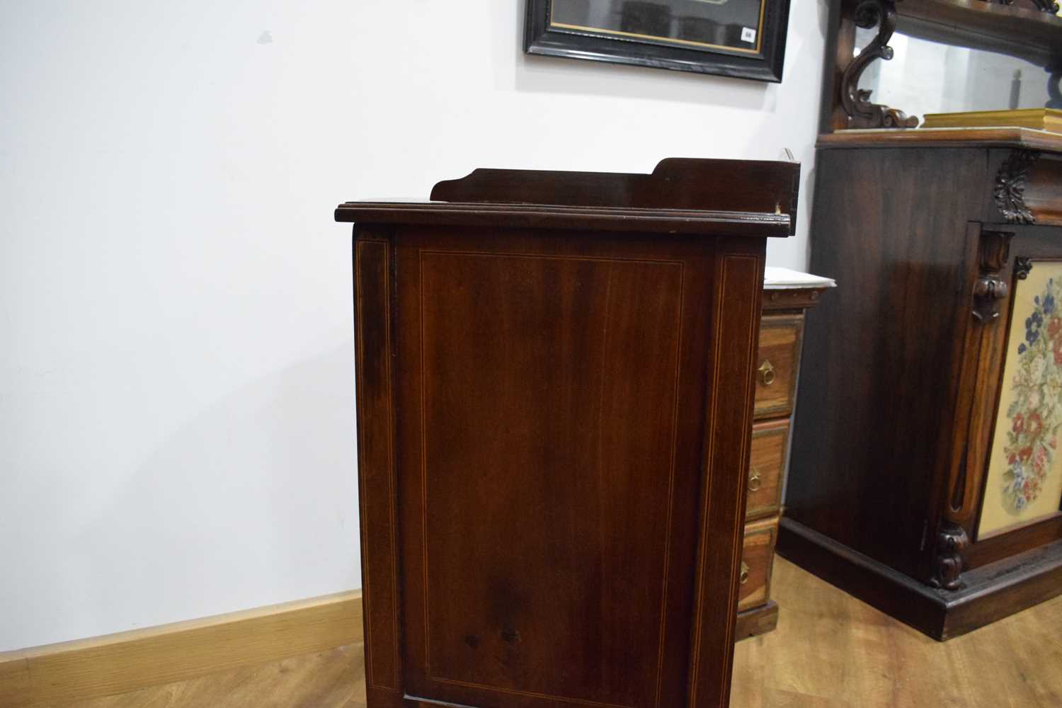 An Edwardian mahogany and marquetry bow-fronted pot cupboard on tapering legs with block feet, w. 40 - Bild 15 aus 15