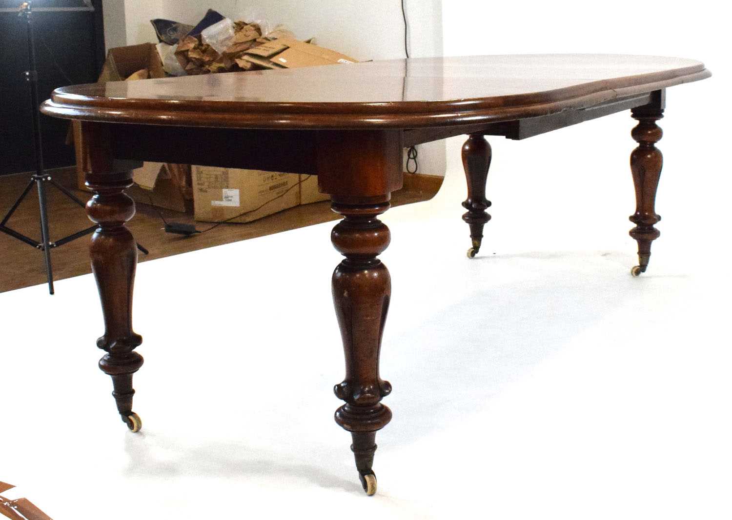 A Victorian mahogany wind-out dining table with a Joseph Fitter Patent mechanism, the oval surface - Bild 2 aus 16