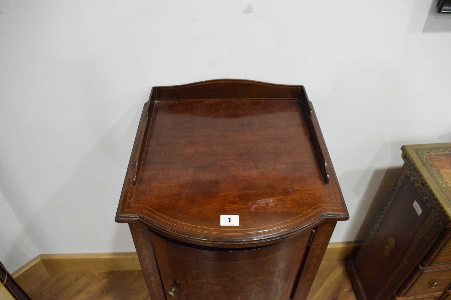 An Edwardian mahogany and marquetry bow-fronted pot cupboard on tapering legs with block feet, w. 40 - Bild 2 aus 15