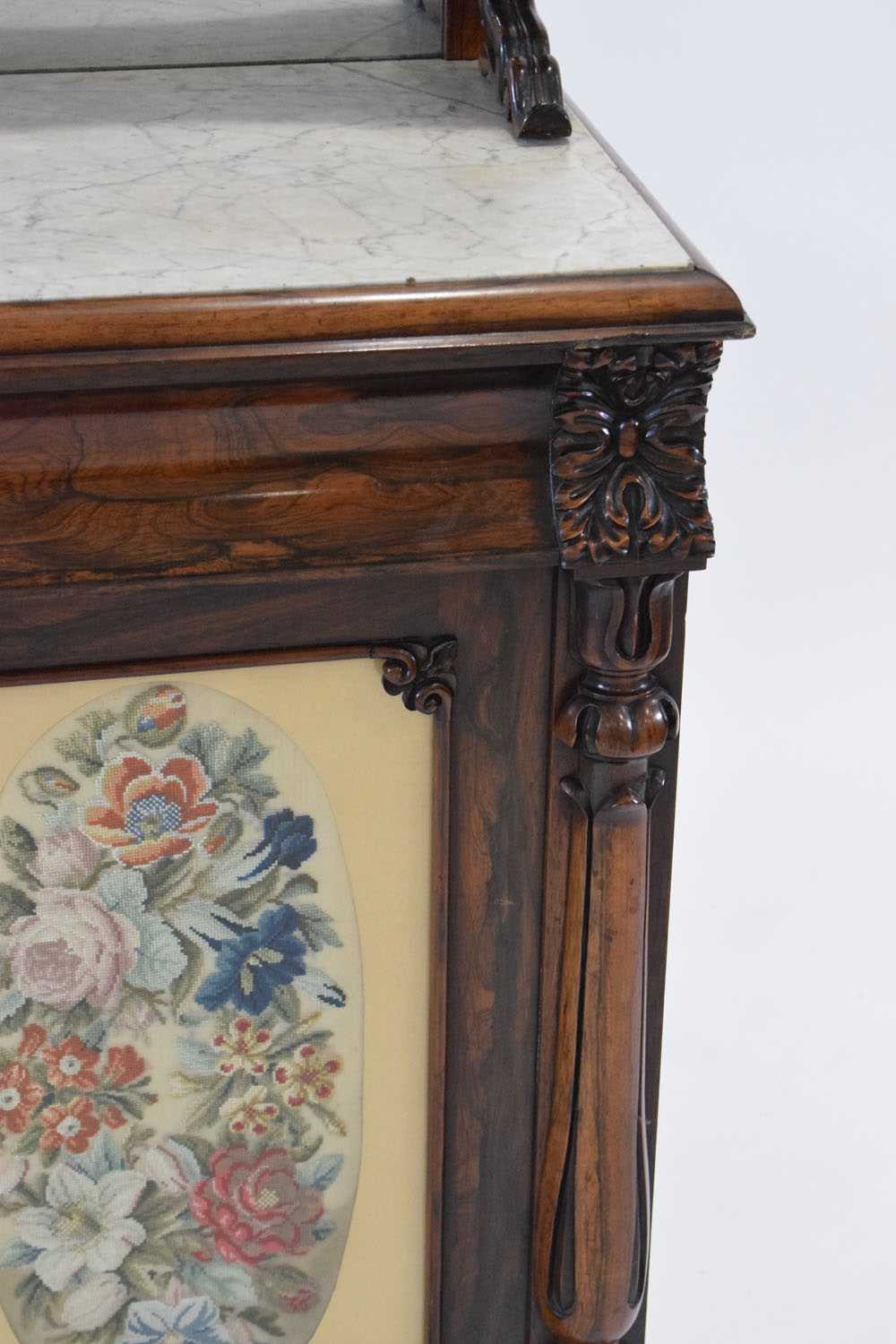 An early 19th century rosewood chiffonier, the mirrored superstructure over a marble surface and - Bild 3 aus 4