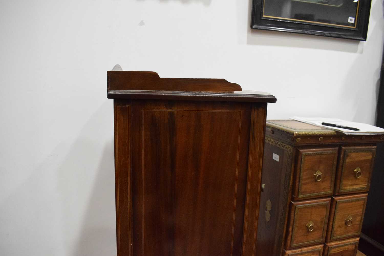 An Edwardian mahogany and marquetry bow-fronted pot cupboard on tapering legs with block feet, w. 40 - Bild 6 aus 15