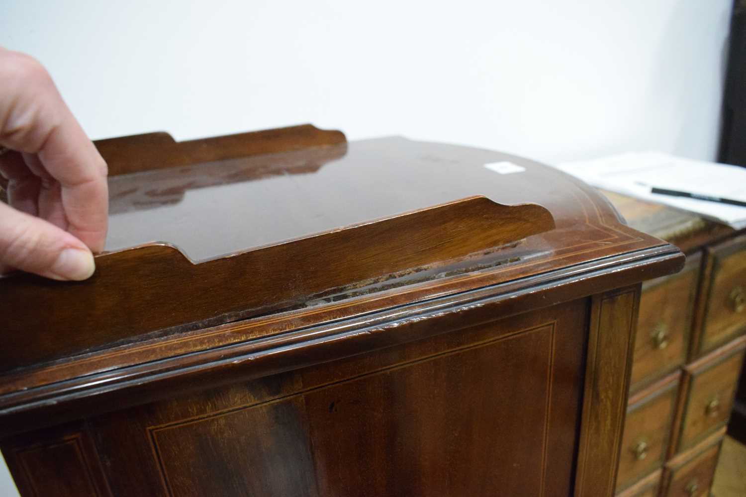 An Edwardian mahogany and marquetry bow-fronted pot cupboard on tapering legs with block feet, w. 40 - Bild 8 aus 15