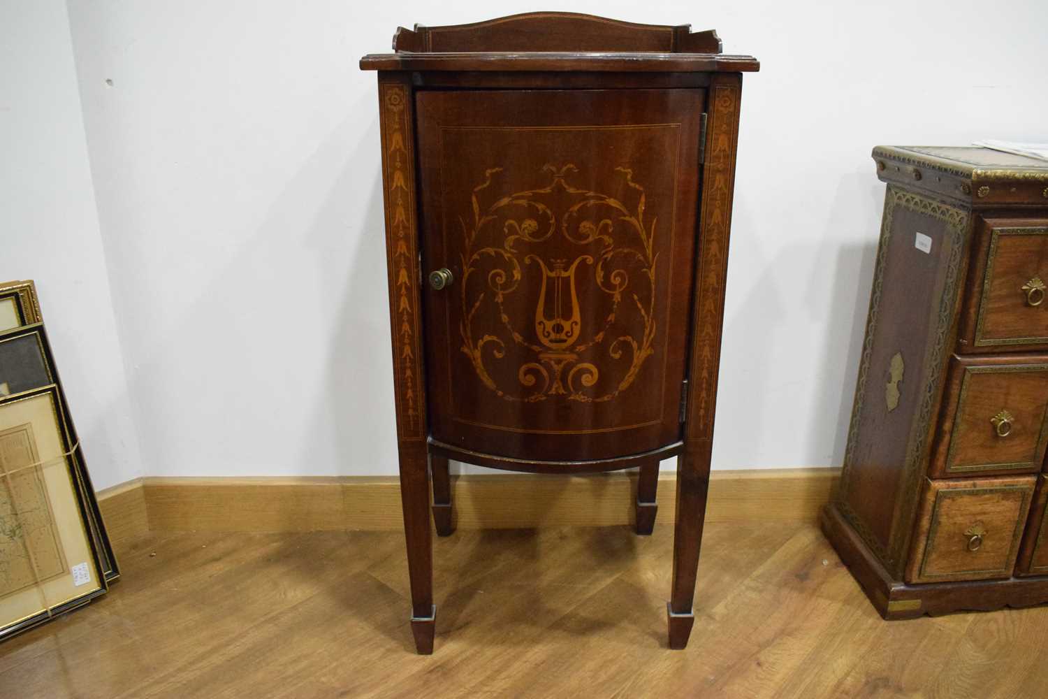 An Edwardian mahogany and marquetry bow-fronted pot cupboard on tapering legs with block feet, w. 40 - Bild 3 aus 15