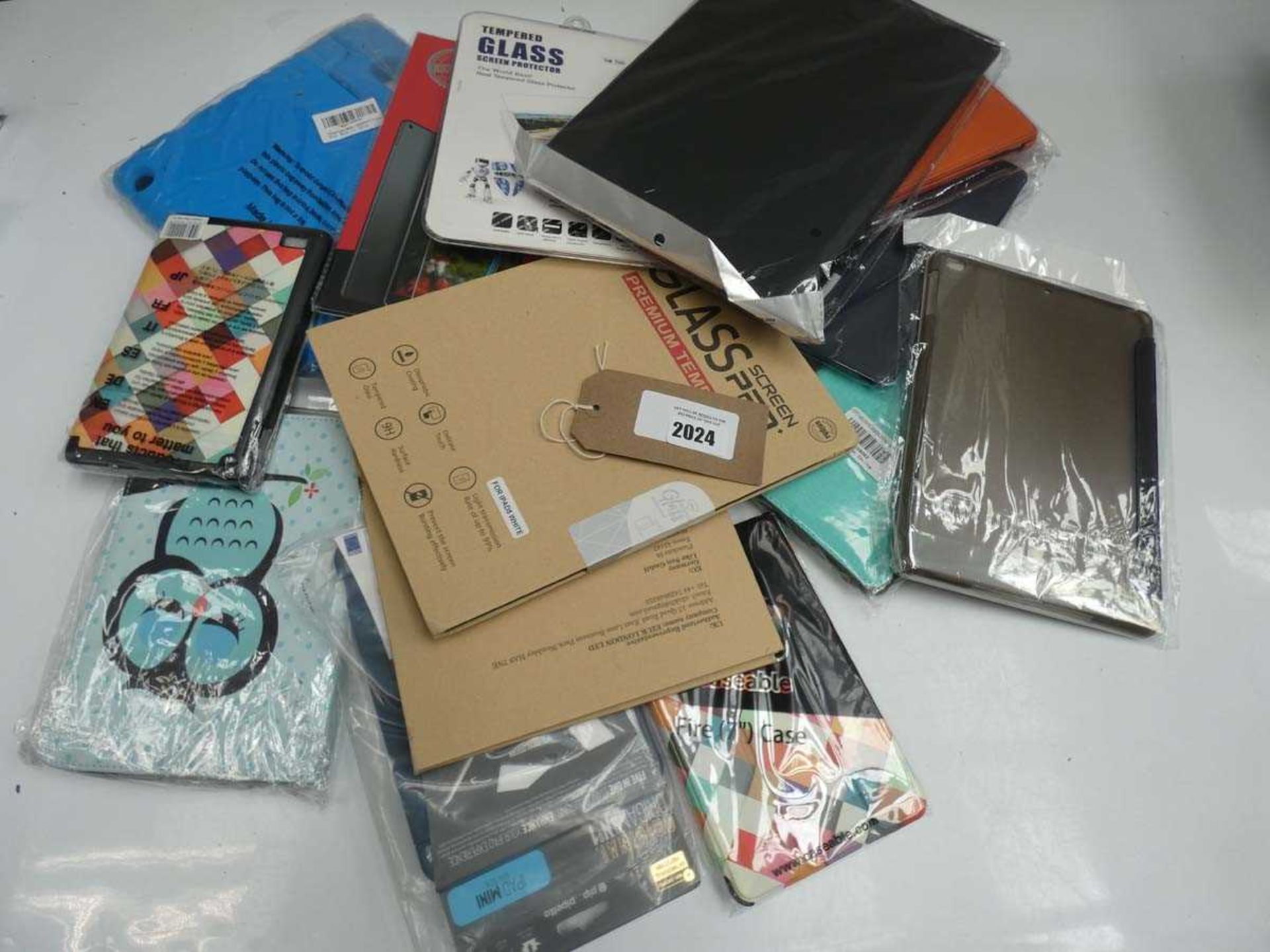 +VAT Quantity of various tablet cases and covers