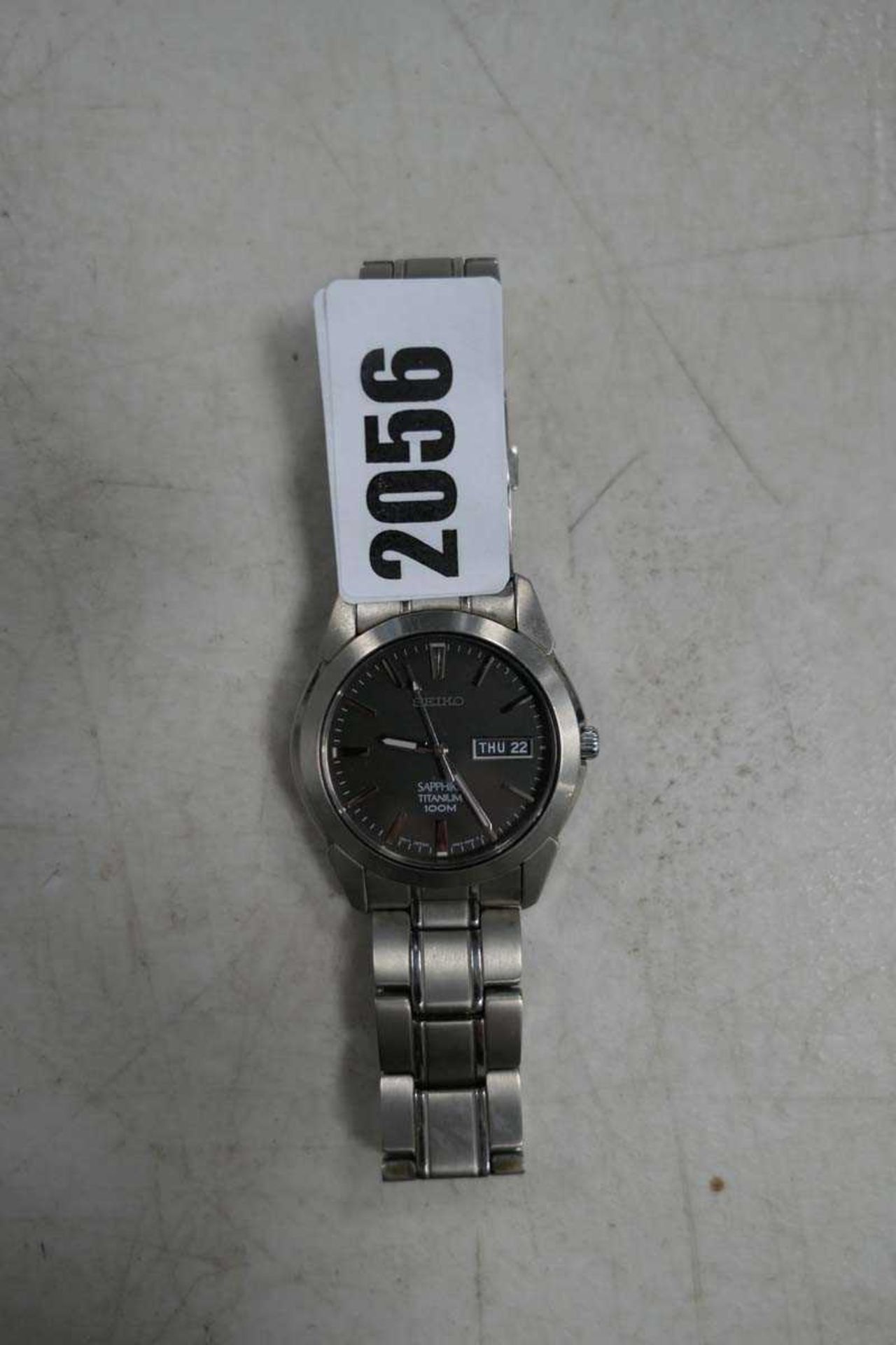 Gents titanium Seiko bracelet watch with grey dial and date, numbered 7N43-0ASO