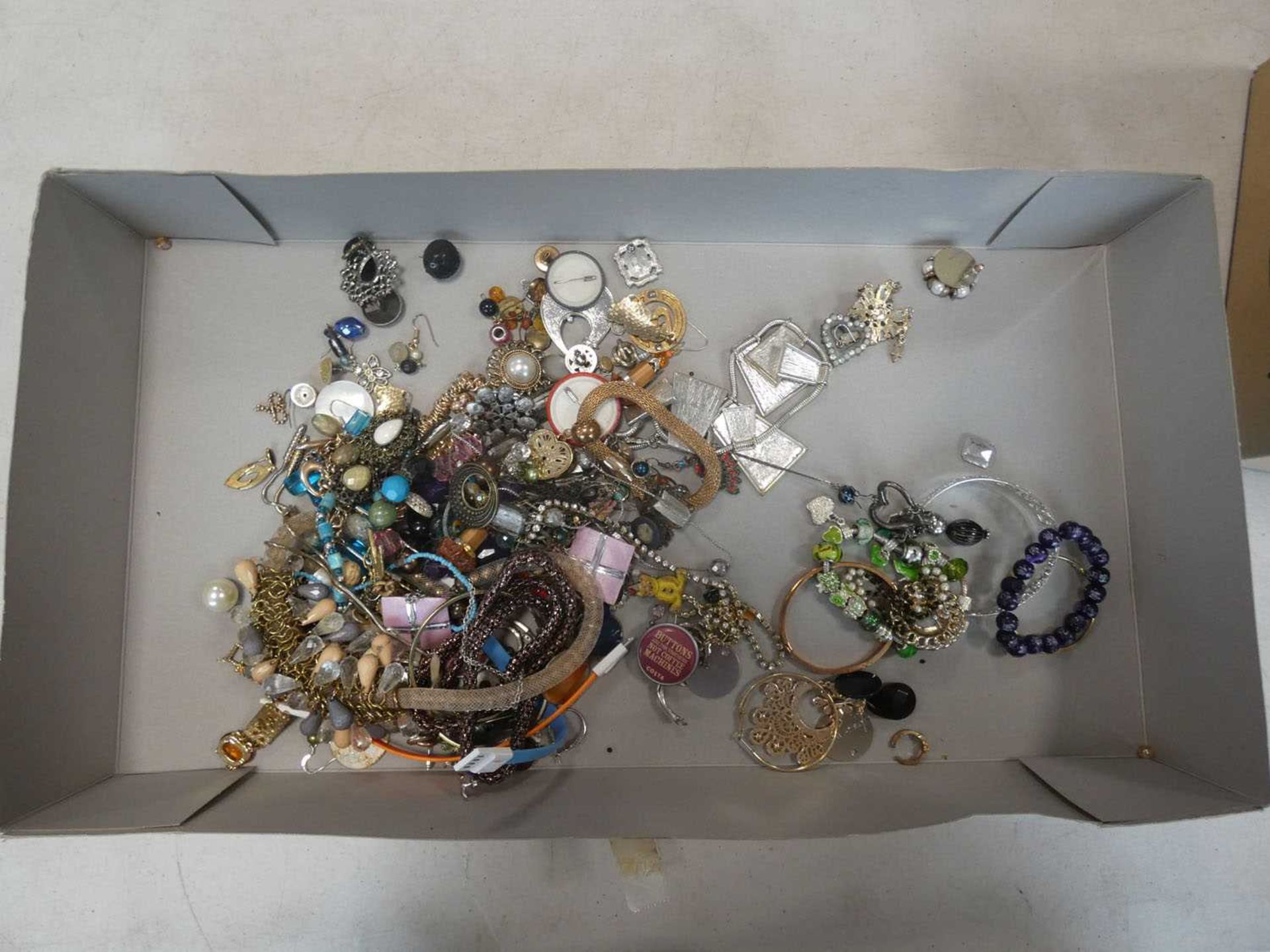Tray of costume jewellery items