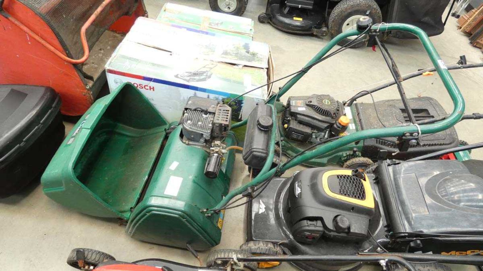 Petrol powered classic cylinder lawn mower with grass box