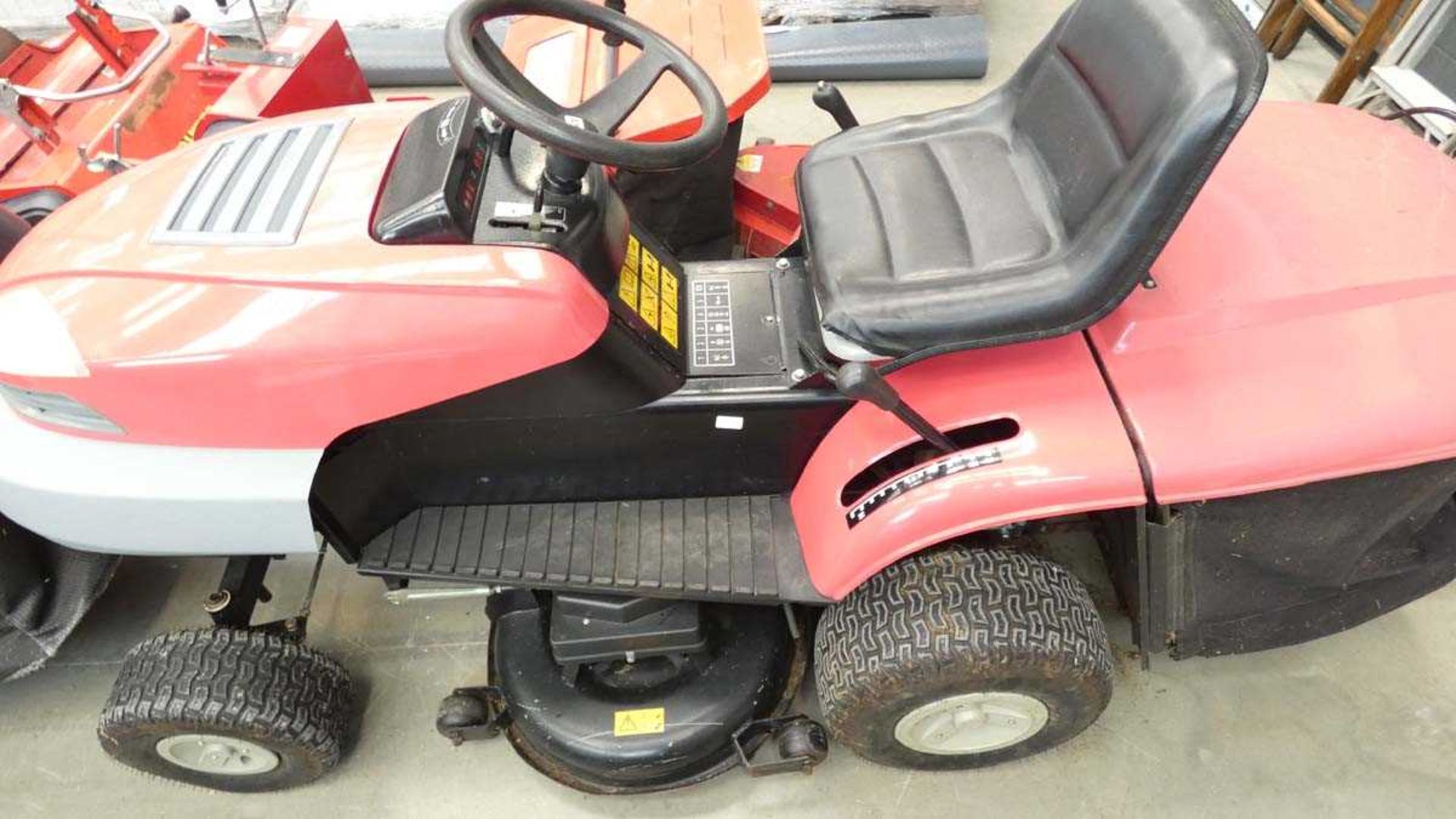 Ride on lawn mower with red grass box - Image 2 of 3