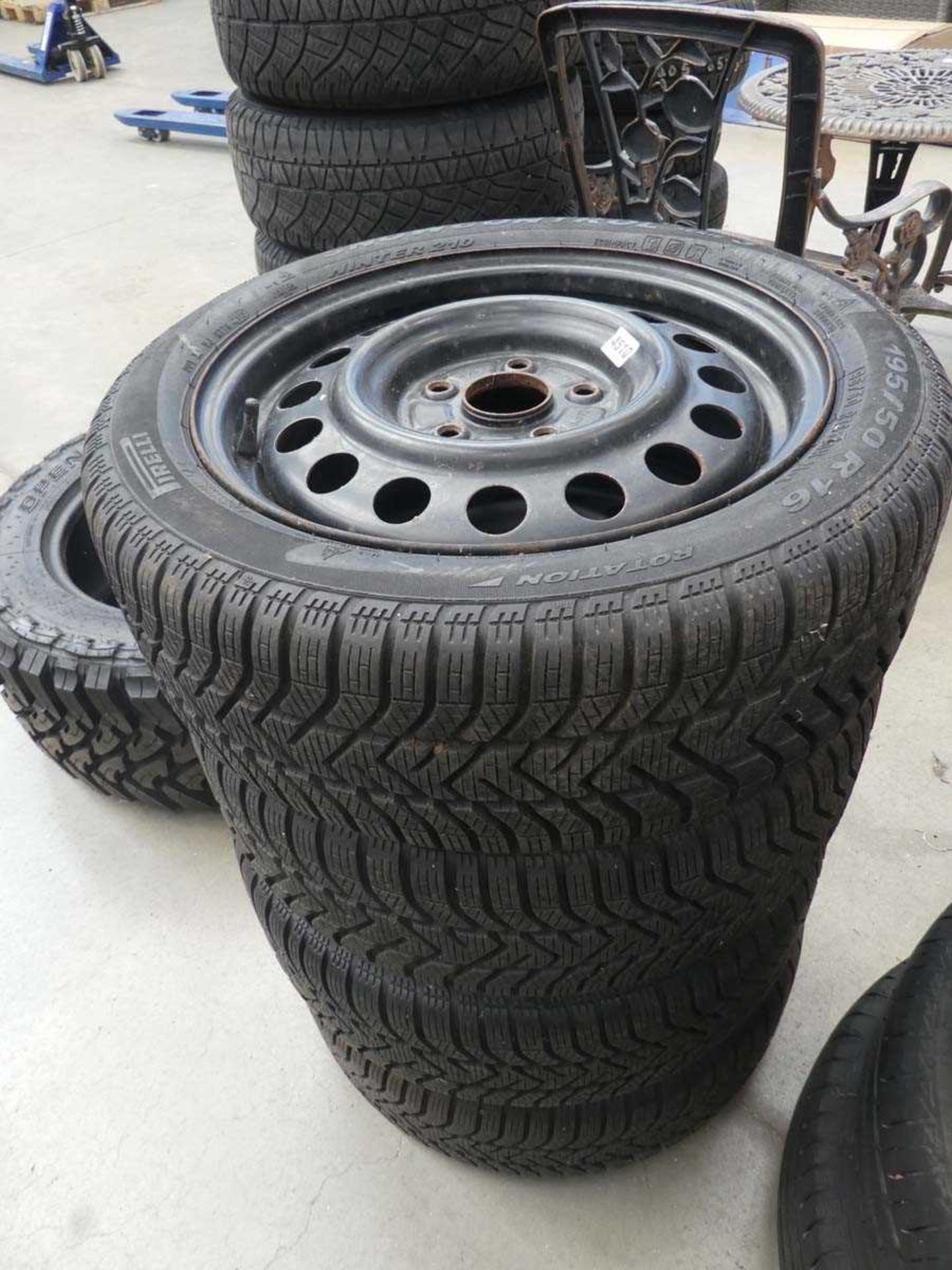 Stack of 4 vehicle wheels with snow control winter 210 195/50 R16 tyres