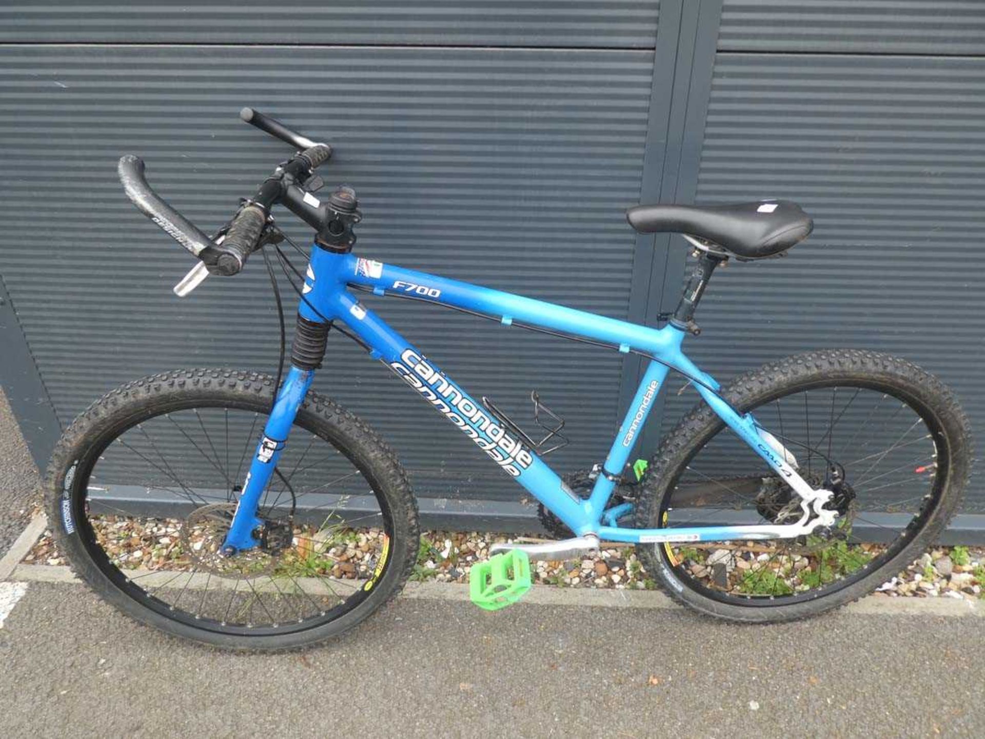Cannondale F700 mountain cycle with blue frame