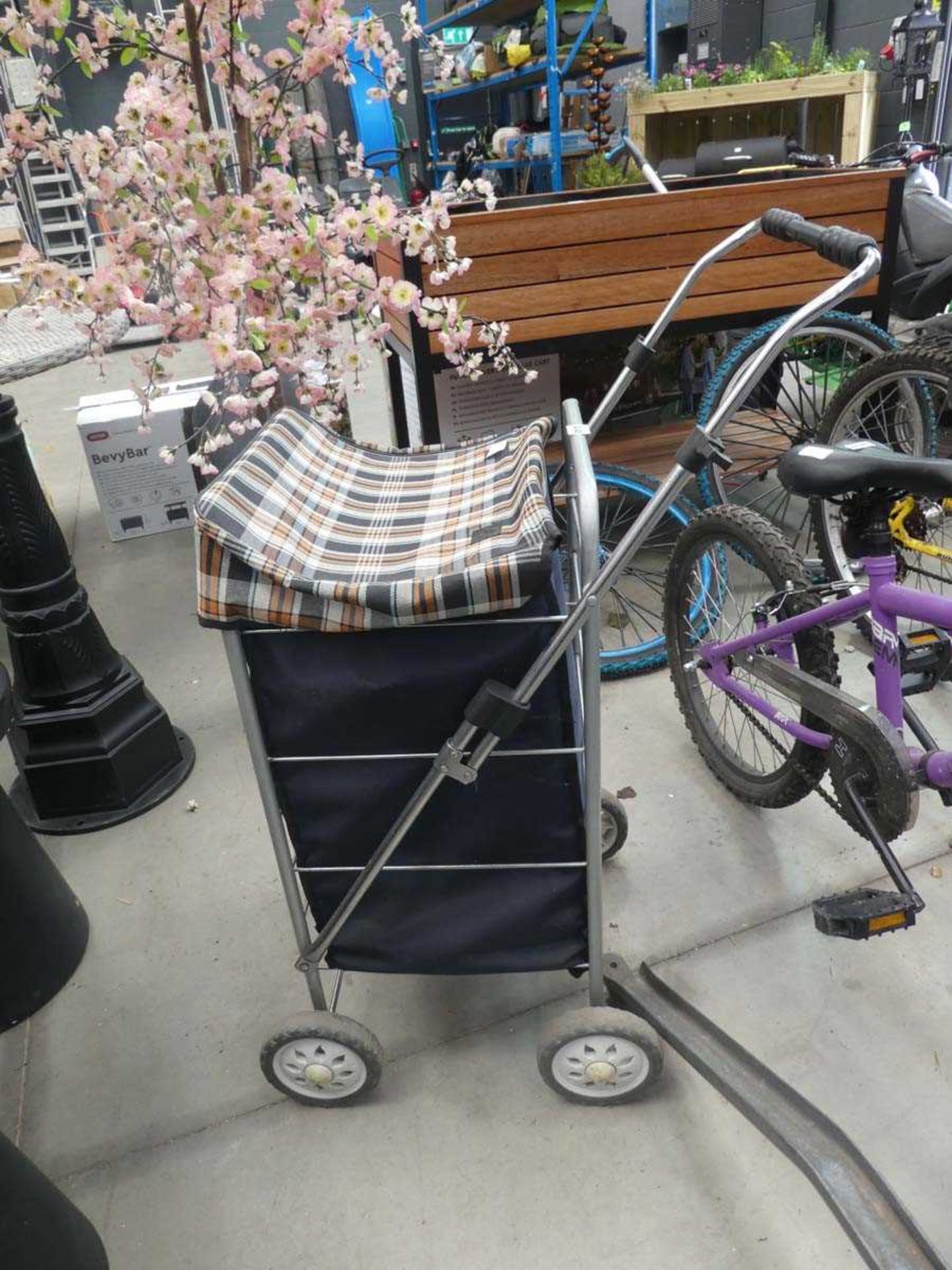 4 wheeled shopping trolley