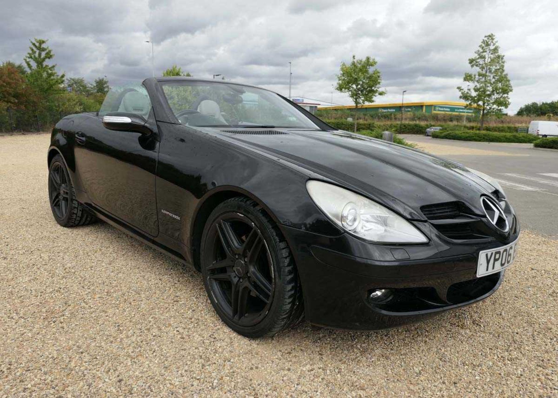 YP06 ECZ (2006) Mercedes 200 SLK Kompressor 1.8 litre automatic two door convertible in black,