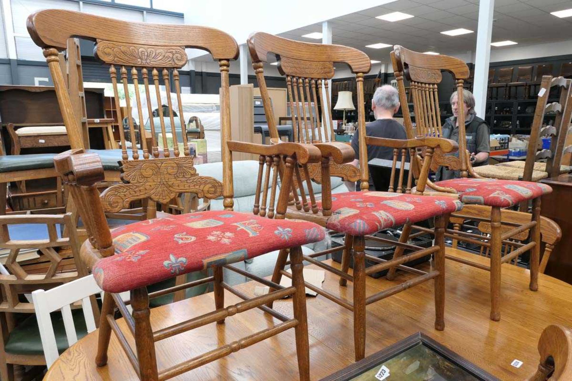 Oak extending dining table plus six stick back chairs - Image 2 of 2