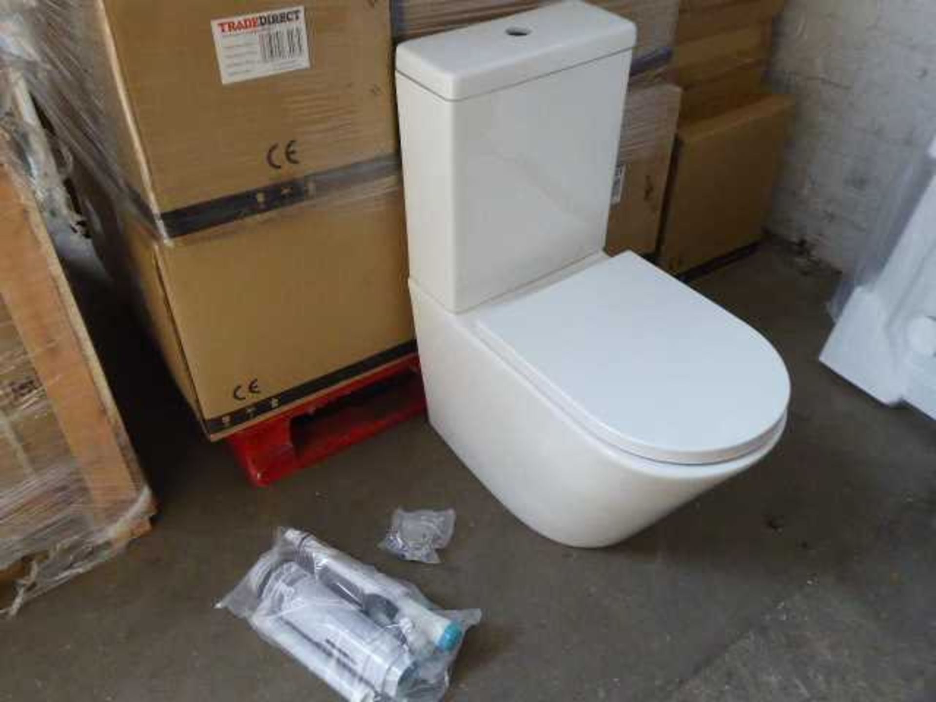 +VAT 7x Med toilet bowls with closed backs, with matching close coupled cisterns, flush fittings and