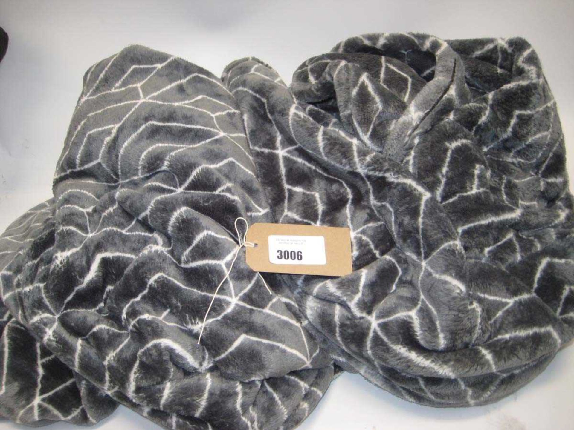 +VAT 2x Large Grey Patten Throws