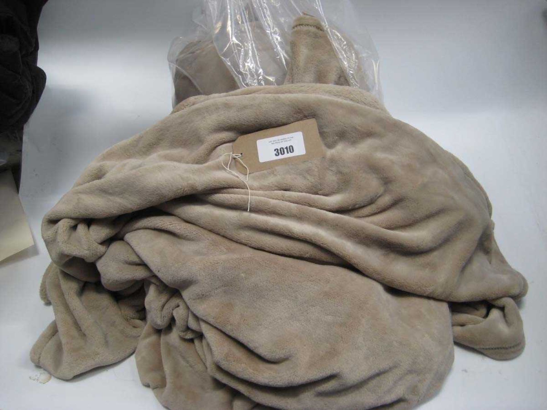 +VAT 2x Large Beige Throws