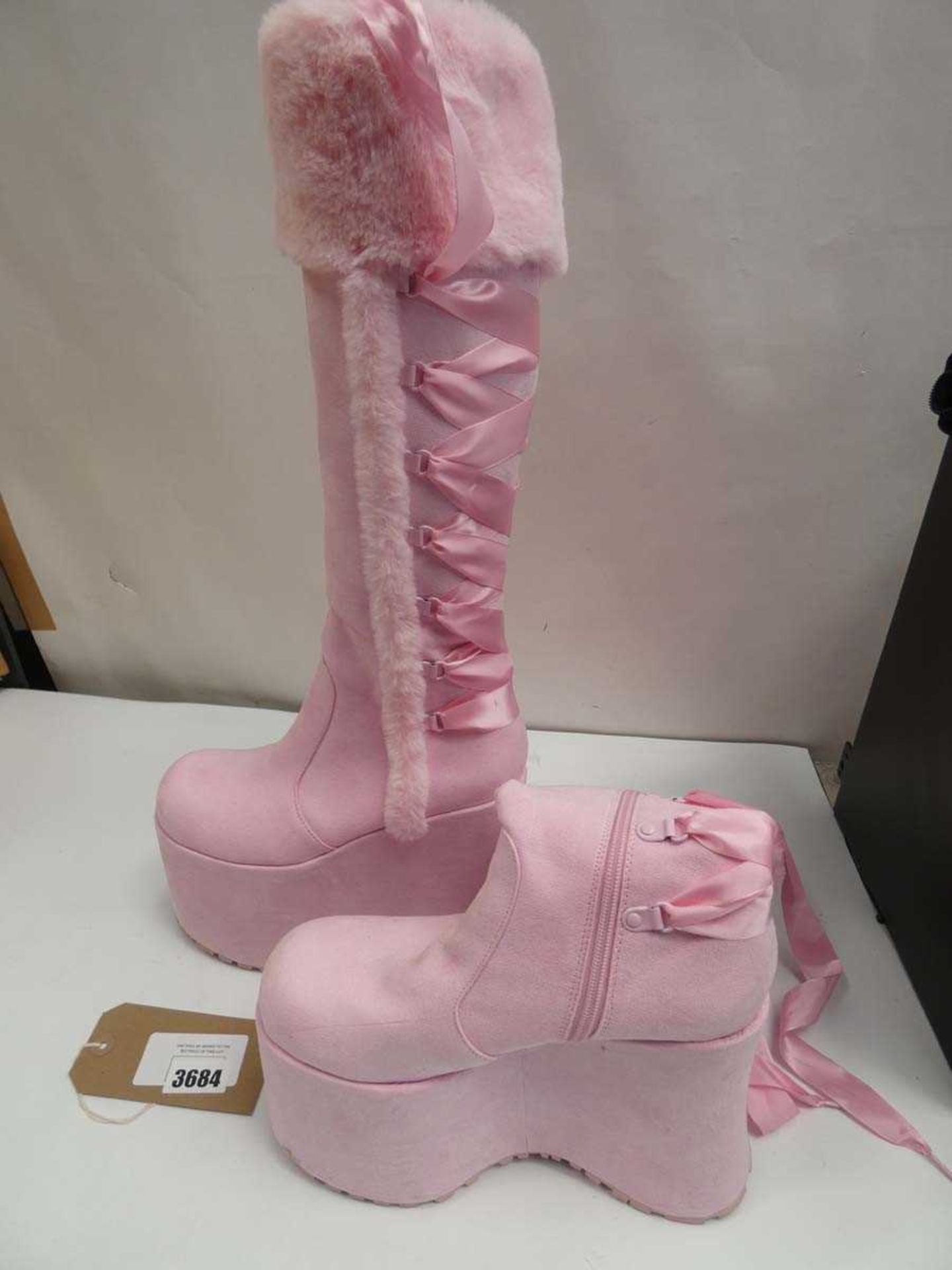 +VAT 1 x pair of pink platform boots (slight signs of wear)