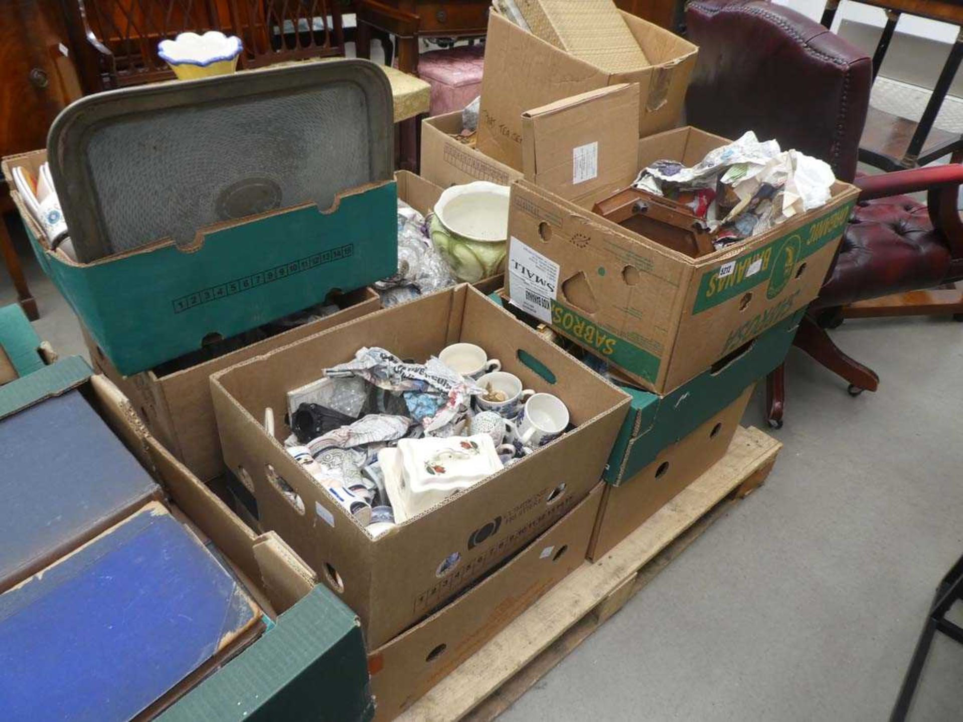 Pallet with large quantity of household goods incl. coffee mugs, butter dish, sugar shakers, wine - Image 2 of 4