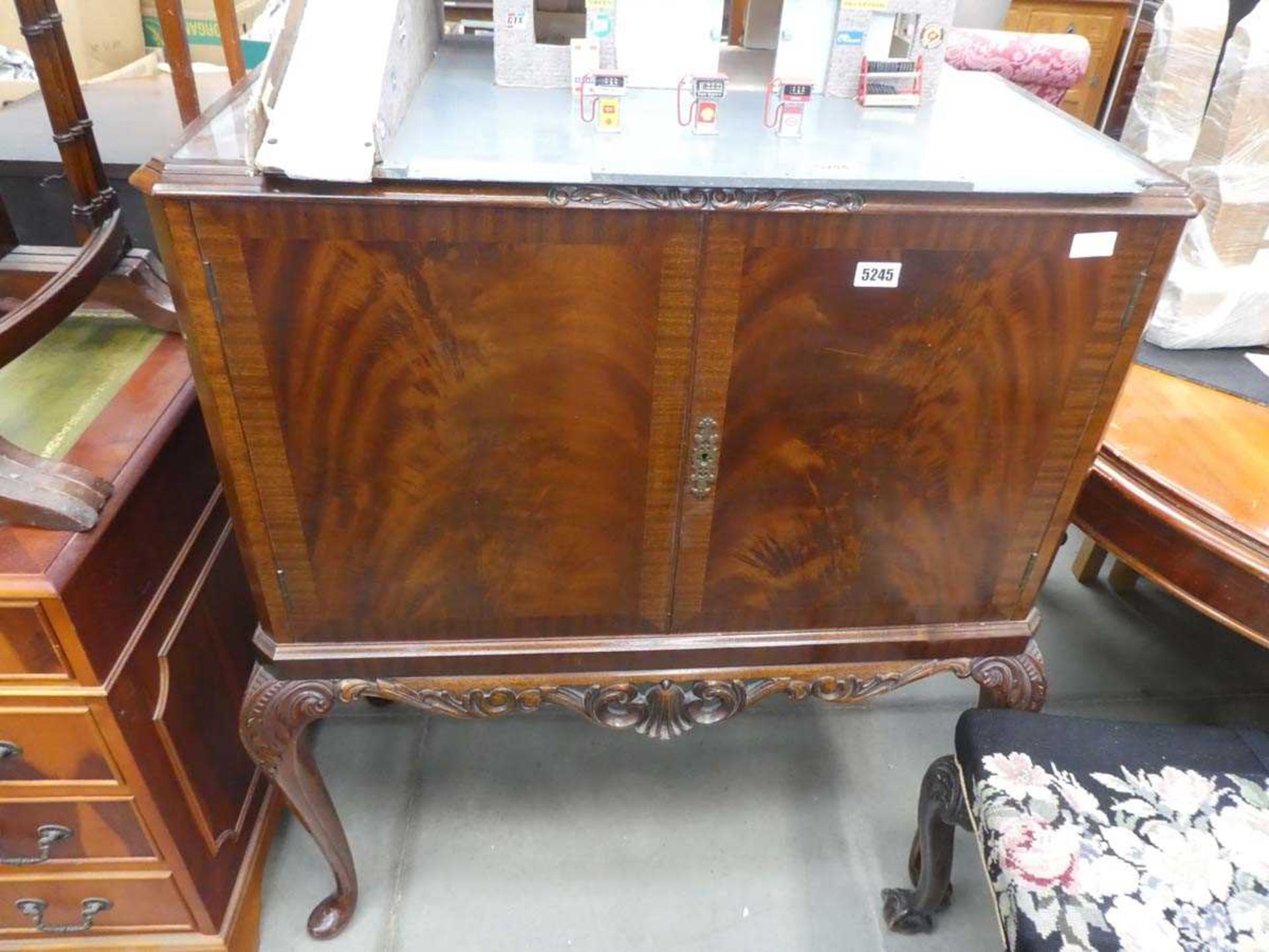 Reproduction mahogany double door drinks cabinet on cabriole supports