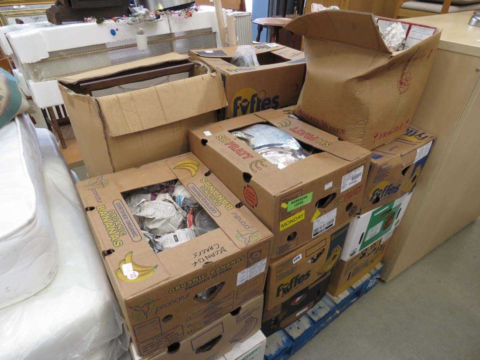 Pallet with a large qty of household goods to include prints, sporting equipment, brassware,