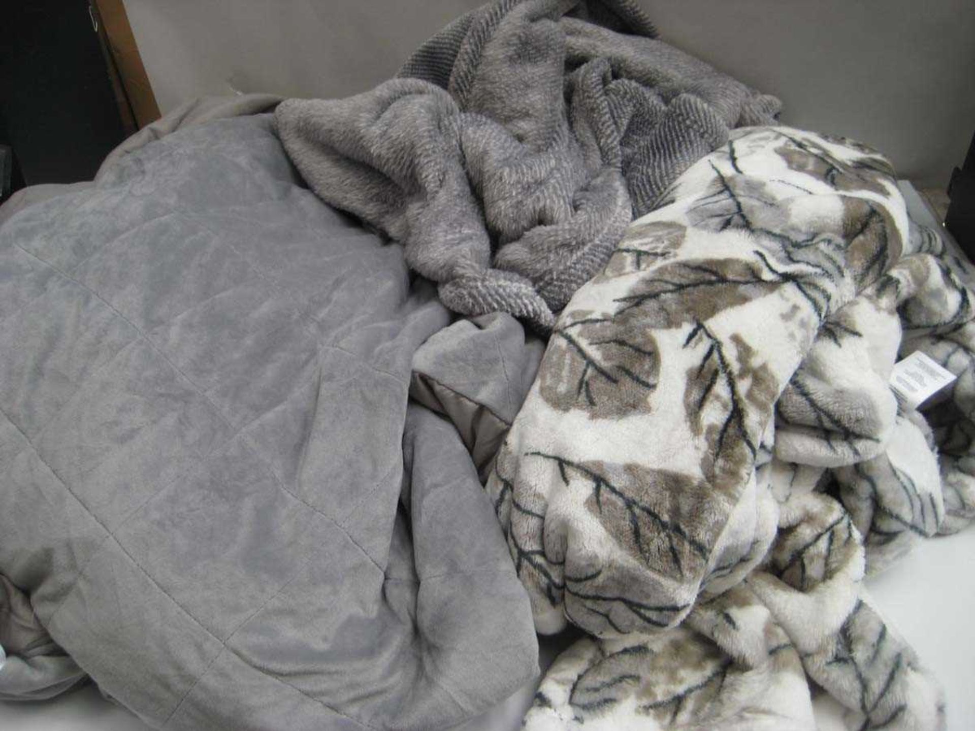 +VAT 3 Blankets/Throws, 1x Weighted Grey Blanket and 2x Large Throws.