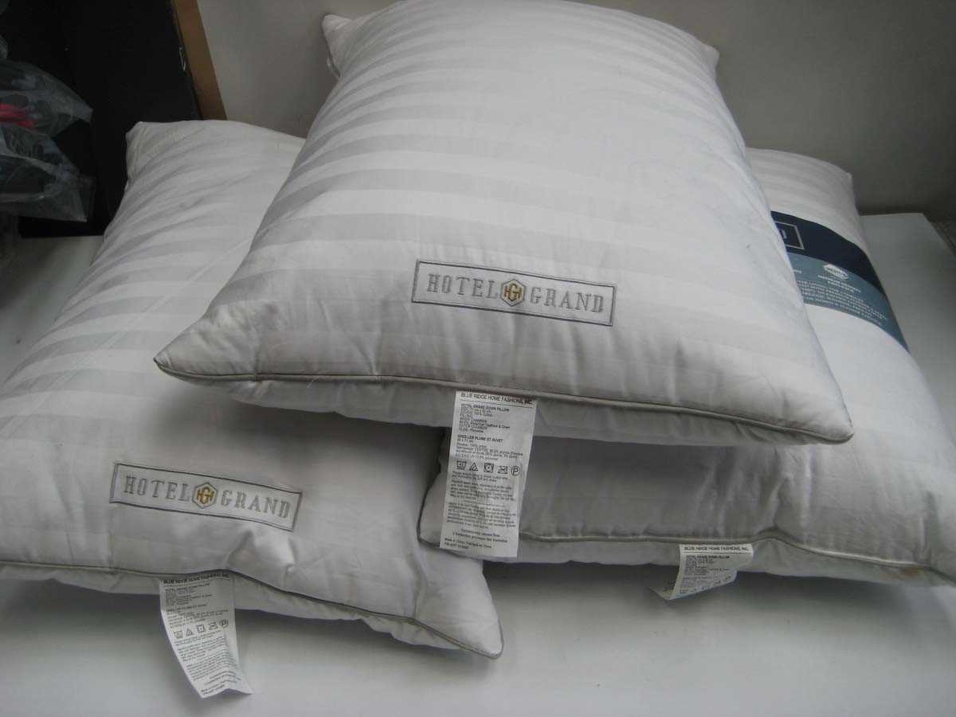 +VAT 3 Hotel Grand Pillows.