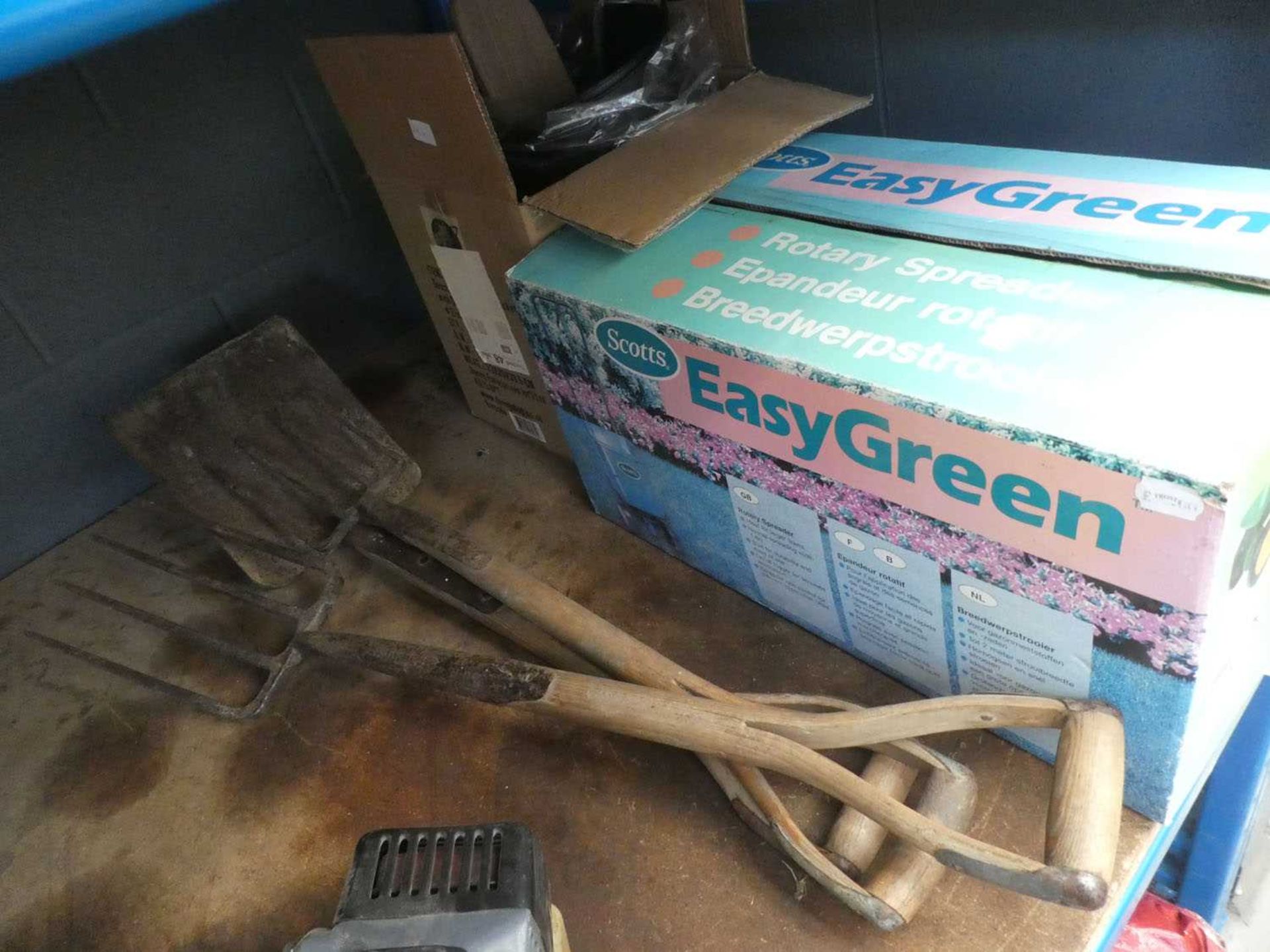 Boxed seed spreader, bucket in a box plus 2 forks and a spade - Image 2 of 2