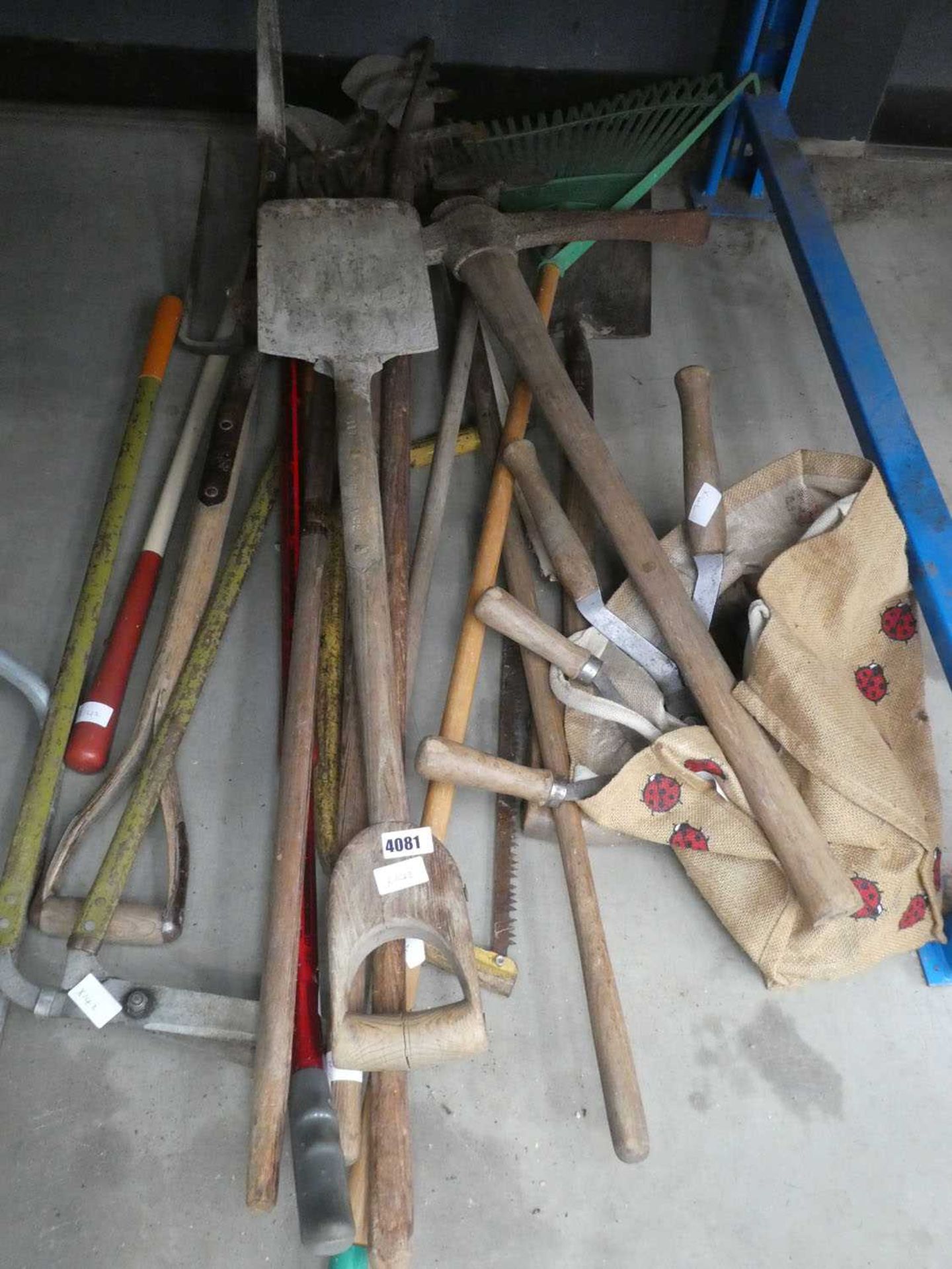 Small bundle of assorted garden tools