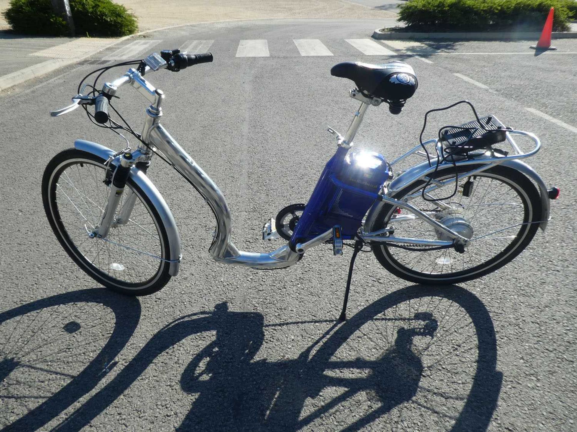 Silver and blue electric bike with GN charger - Image 2 of 2