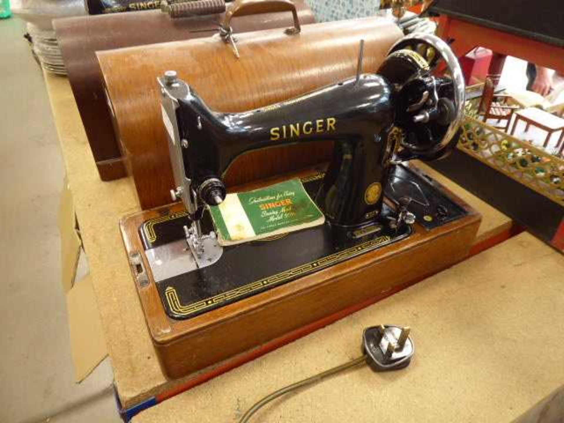 2 cased Singer sewing machines - Image 2 of 3