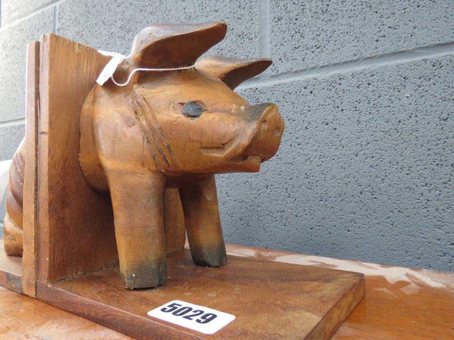 Pair of bookends shaped as a pig - Image 2 of 2