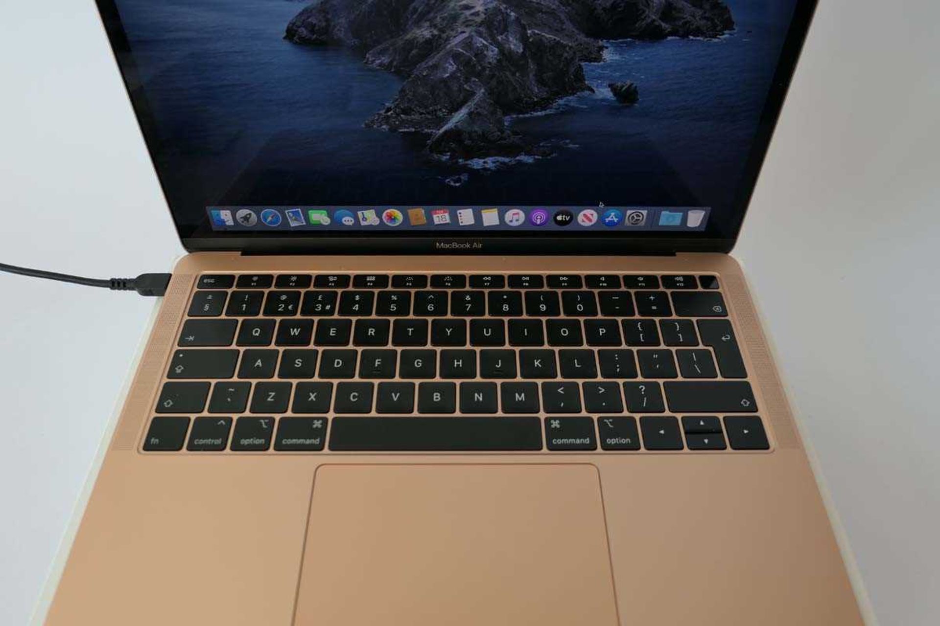 +VAT MacBook Air 13" 2018 A1932 Gold laptop with 1.6GHz processor, 8GB RAM, 256GB SSD, box and - Image 3 of 3