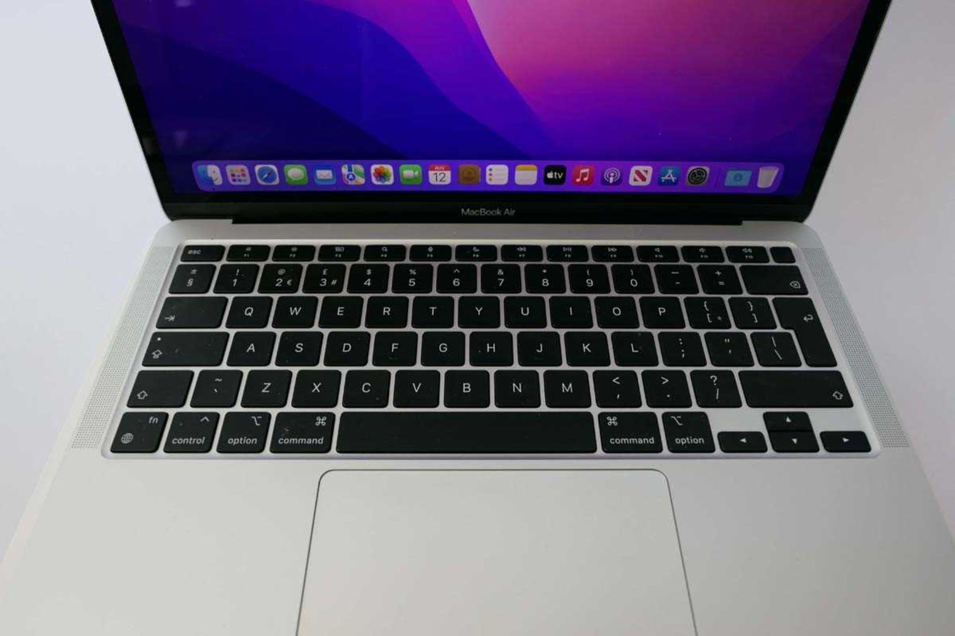 +VAT MacBook Air 13" 2020 A2337 laptop with Apple M1 chip, 8GB RAM, 256GB SSD, box and charger - Image 3 of 3