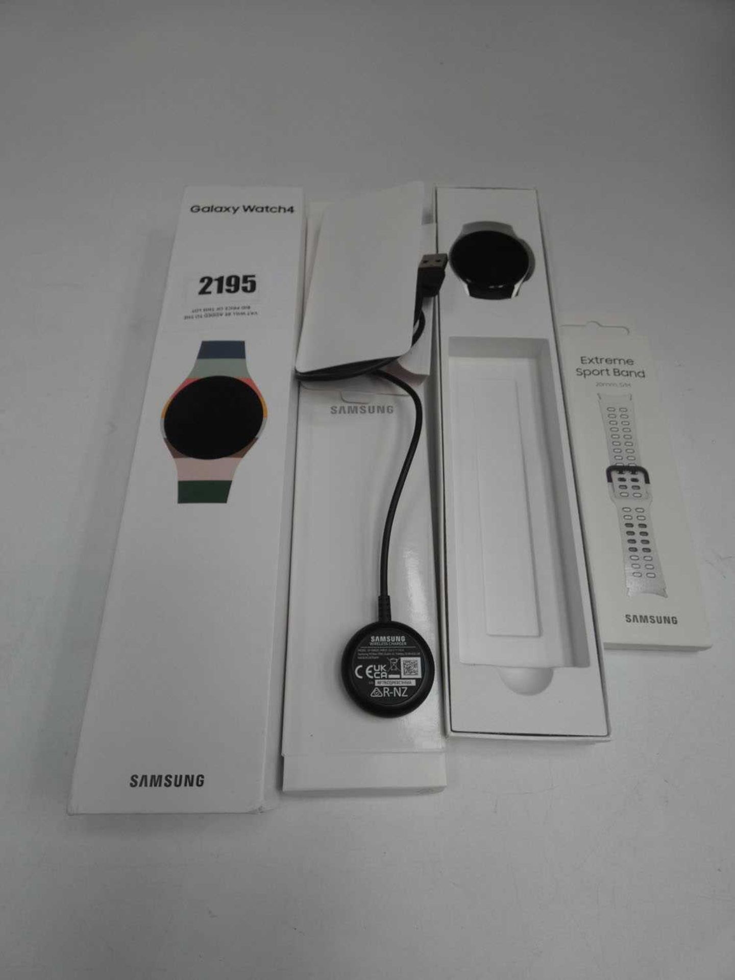 +VAT Samsung Galaxy Watch4 smartwatch with box and charger