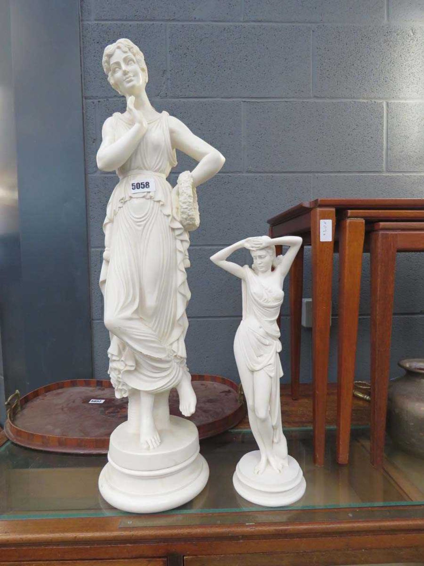 Graduated pair of resin figurines