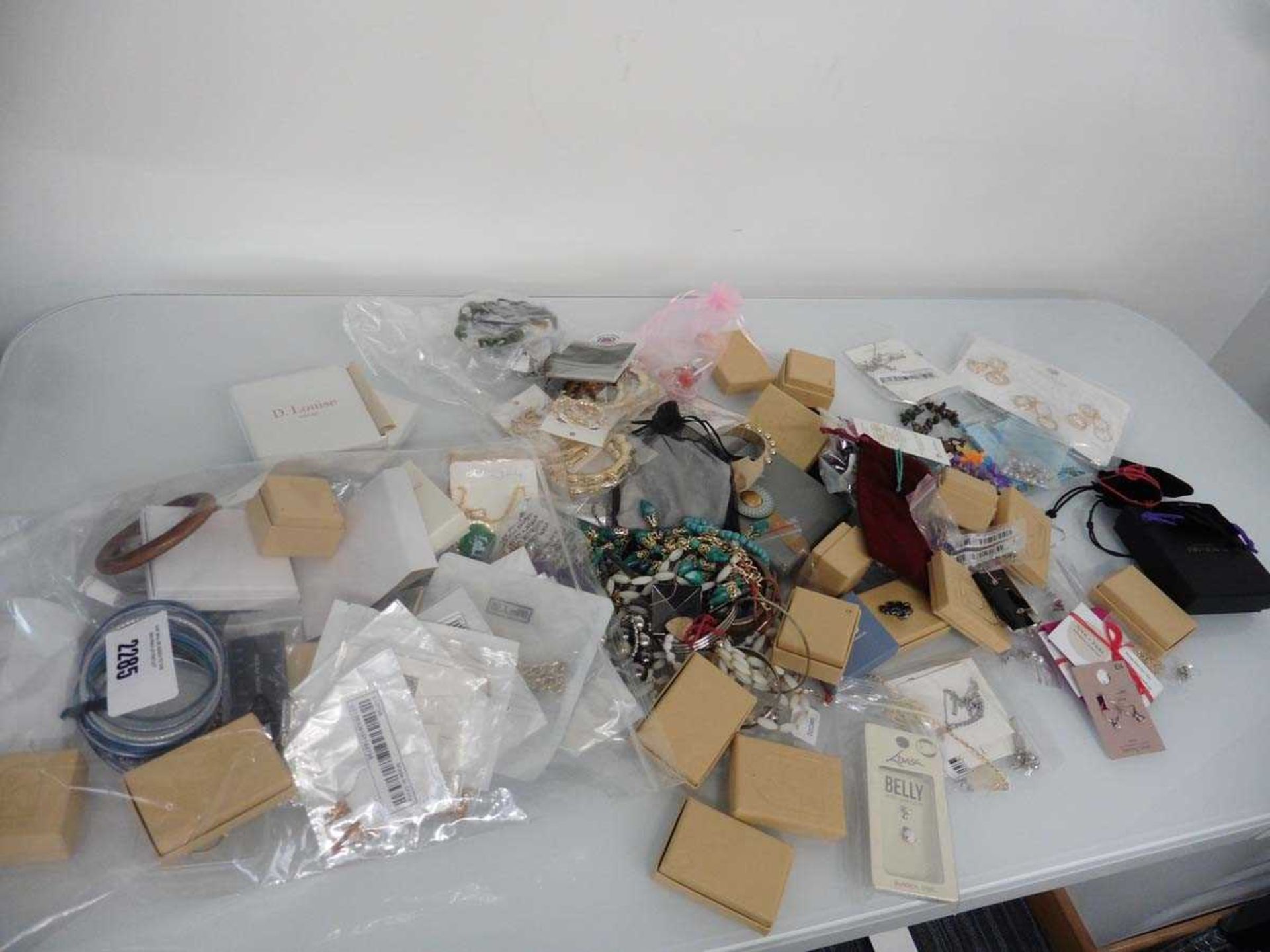 +VAT Bag of assorted Fashion & Dress jewellery