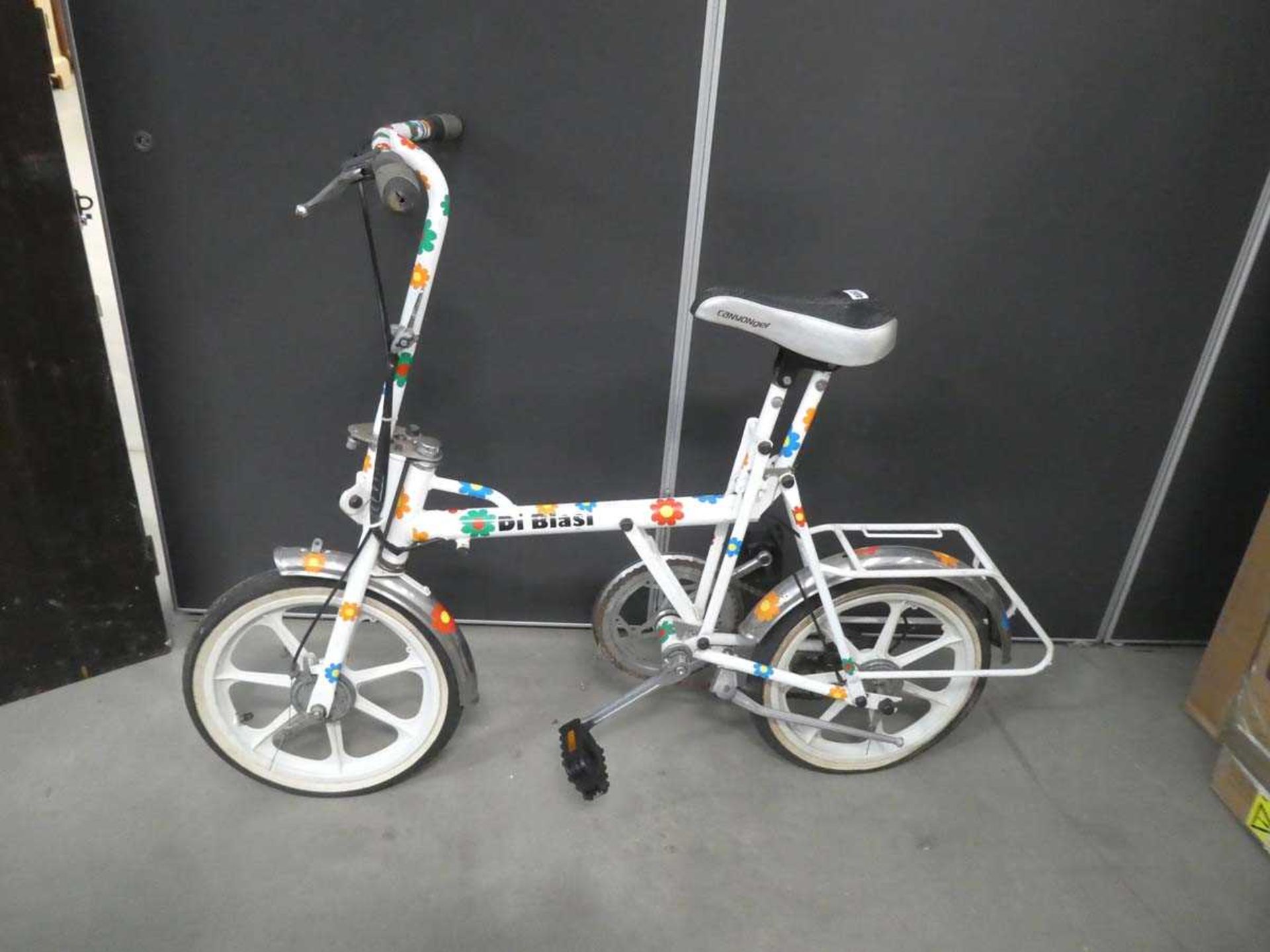 Floral patterned Di Blast folding cycle in white