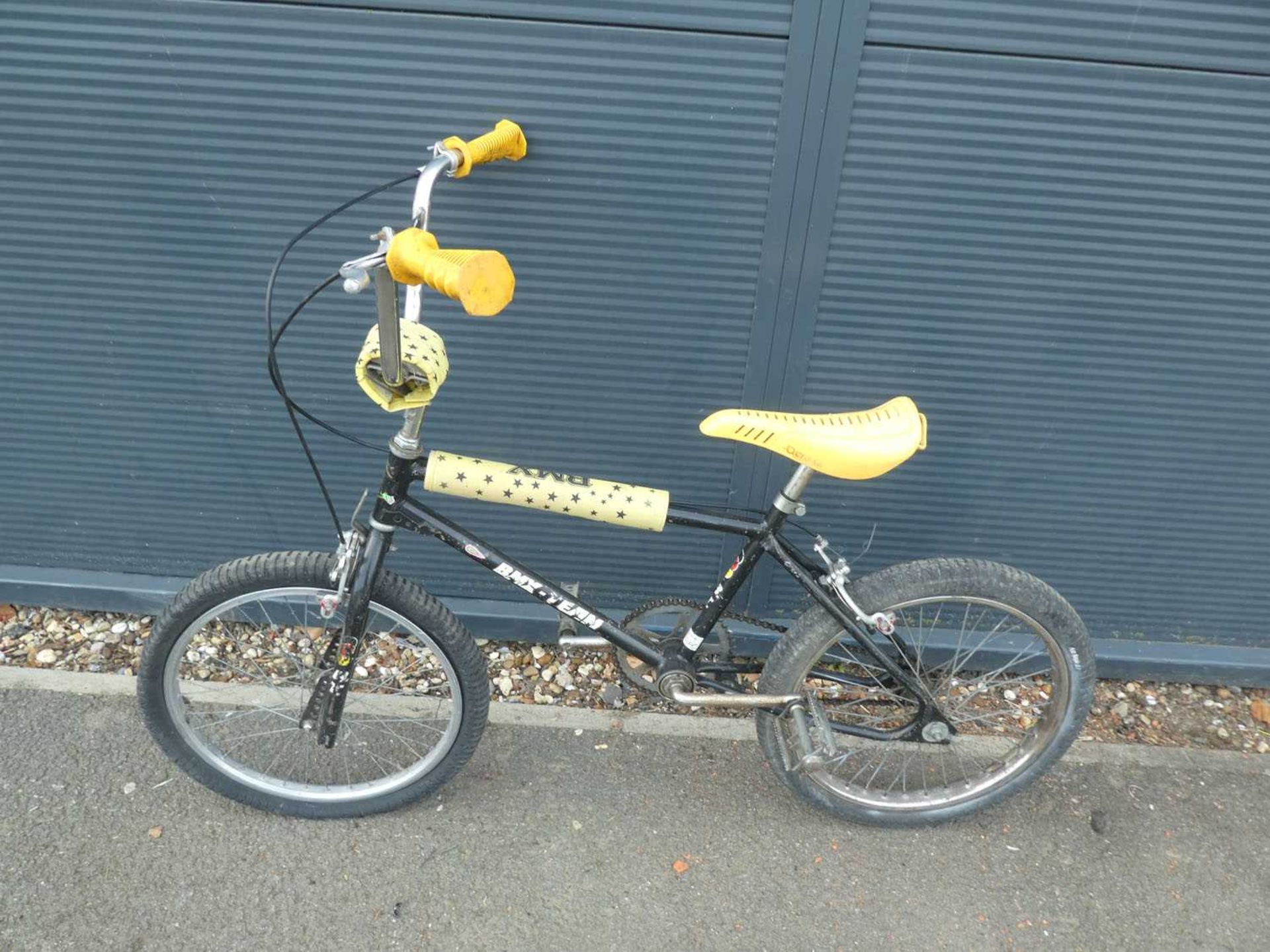 BMX cycle in black and yellow