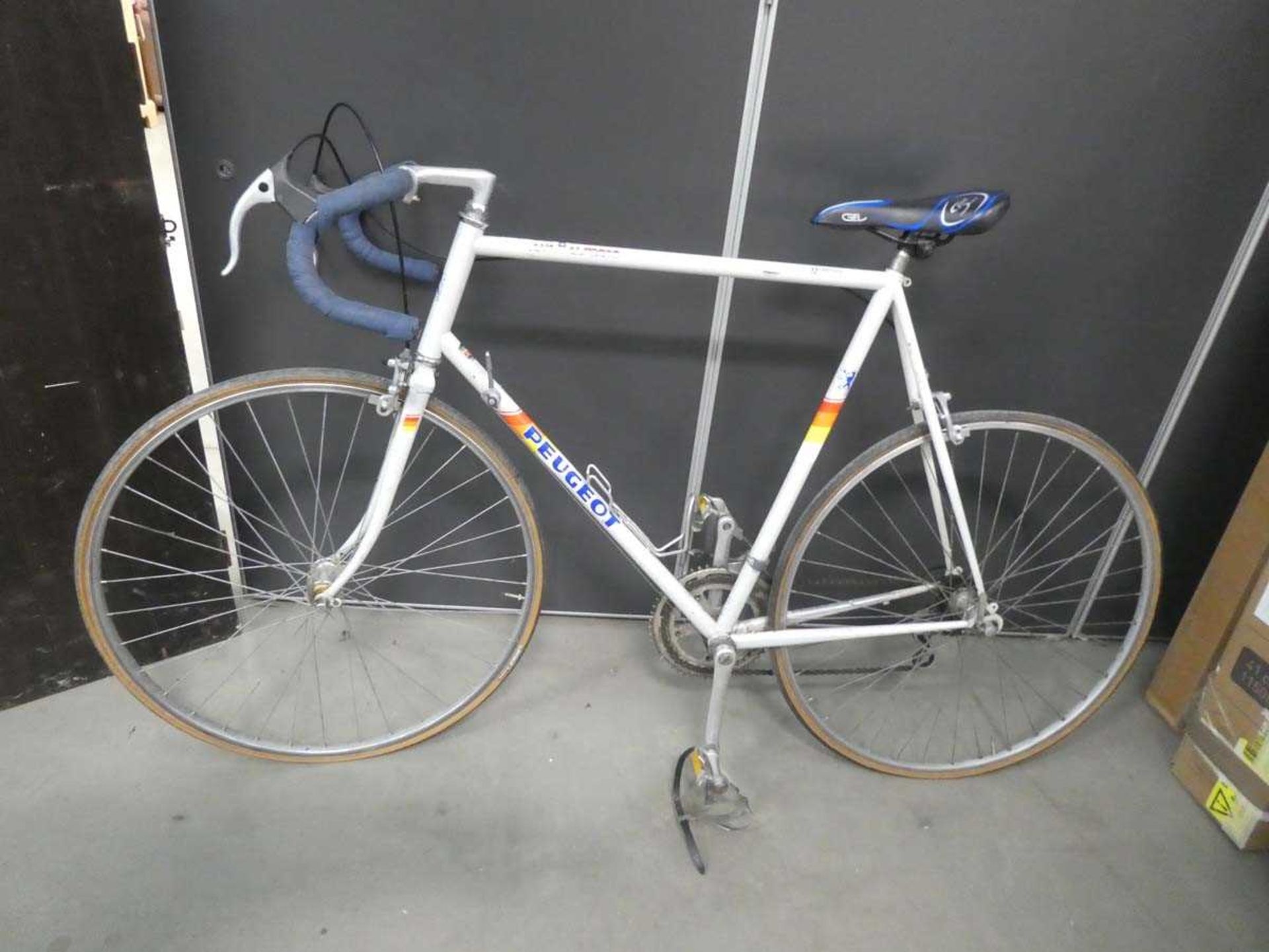 Peugeot ANG-Halfords racing cycle in white