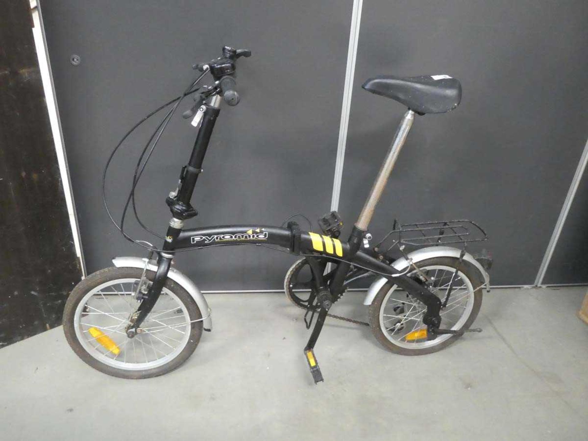 Pyramid folding cycle in black and yellow