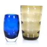 A Whitefriars 'Optic Ribbed' vase, h. 20 cm, together with a smaller blue vase (2)Former with no