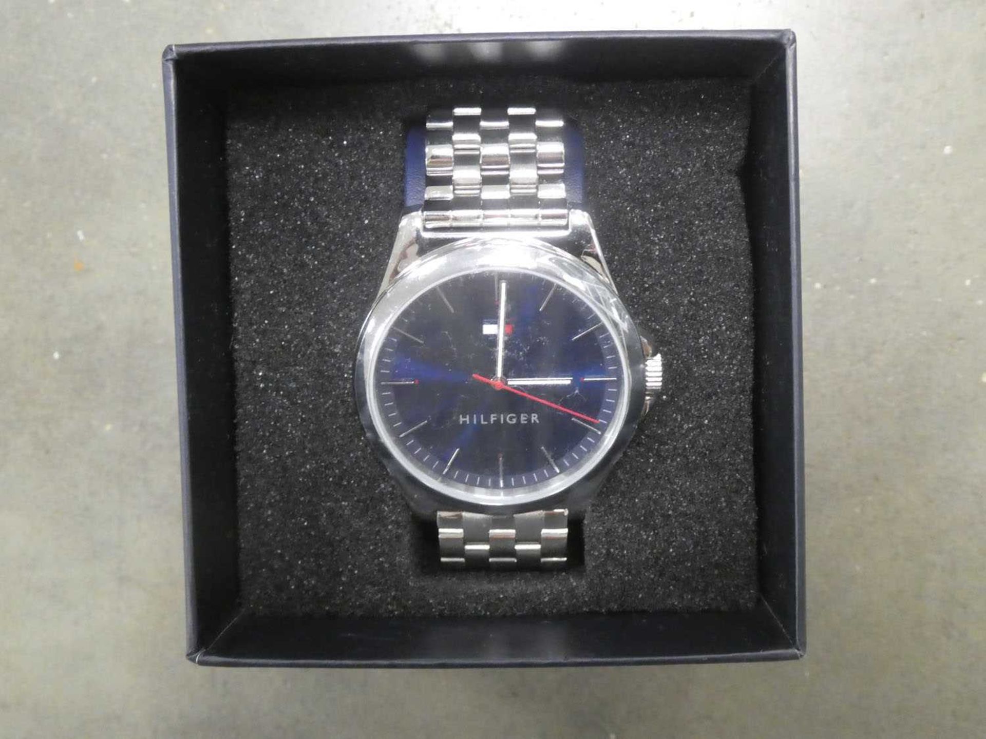 +VAT Hilfiger wristwatch with stainless steel strap