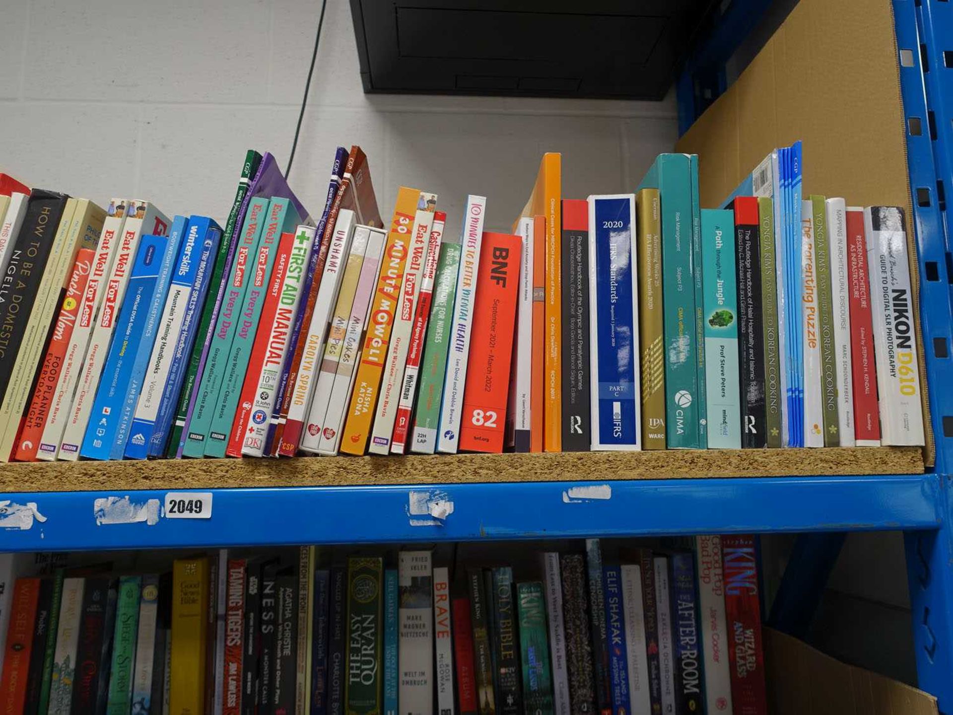 Selection of reference material books to include various publishers, Haynes, Osprey, etc - Image 3 of 3