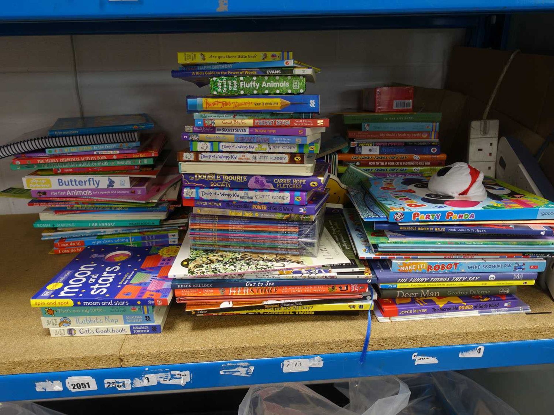 Selection of children's annuals, books, puzzle books and stories