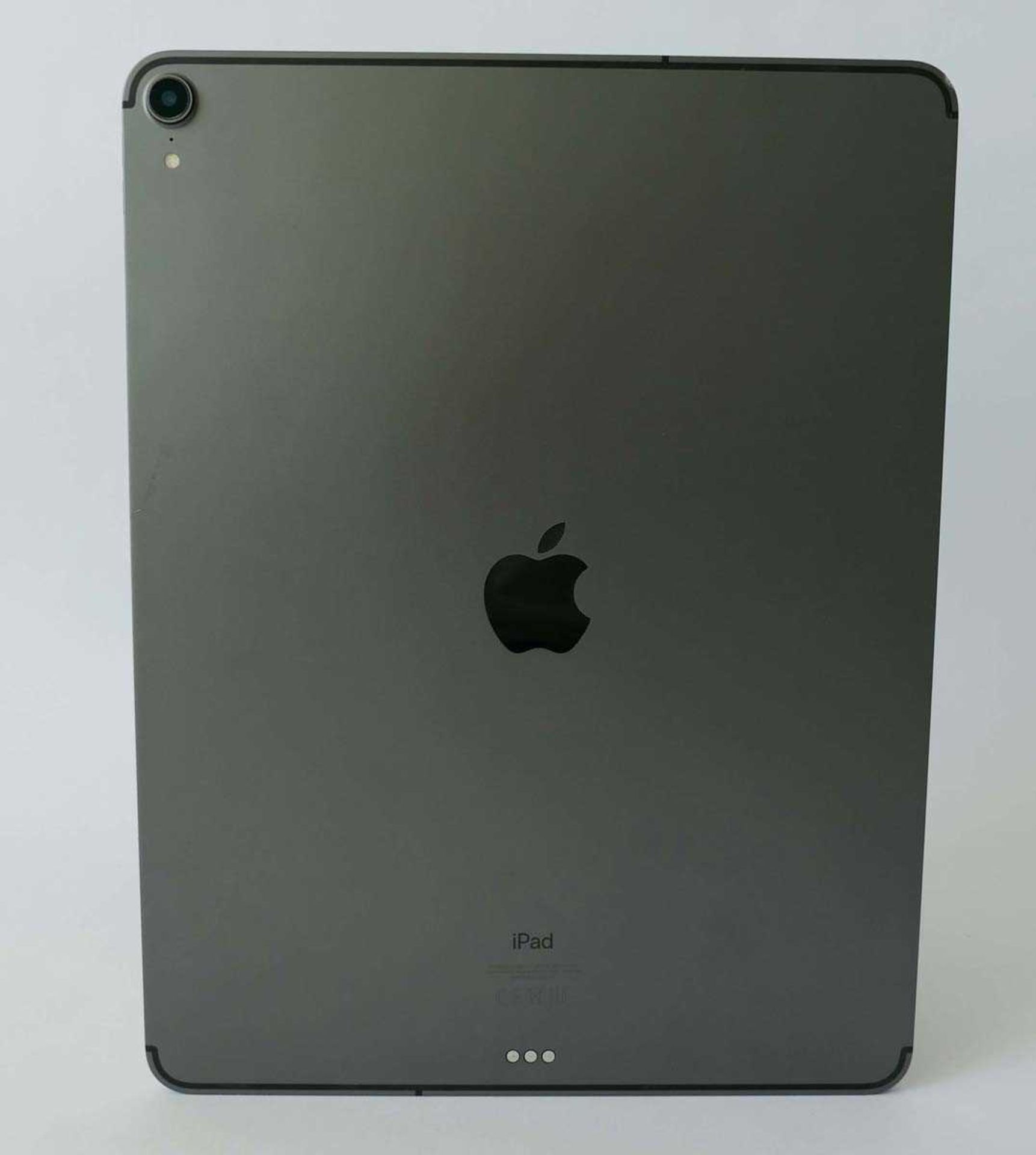 +VAT iPad Pro 12.9" 3rd Gen A1895 Space Grey WiFi & SIM tablet (hairline crack side to side) - Image 3 of 3