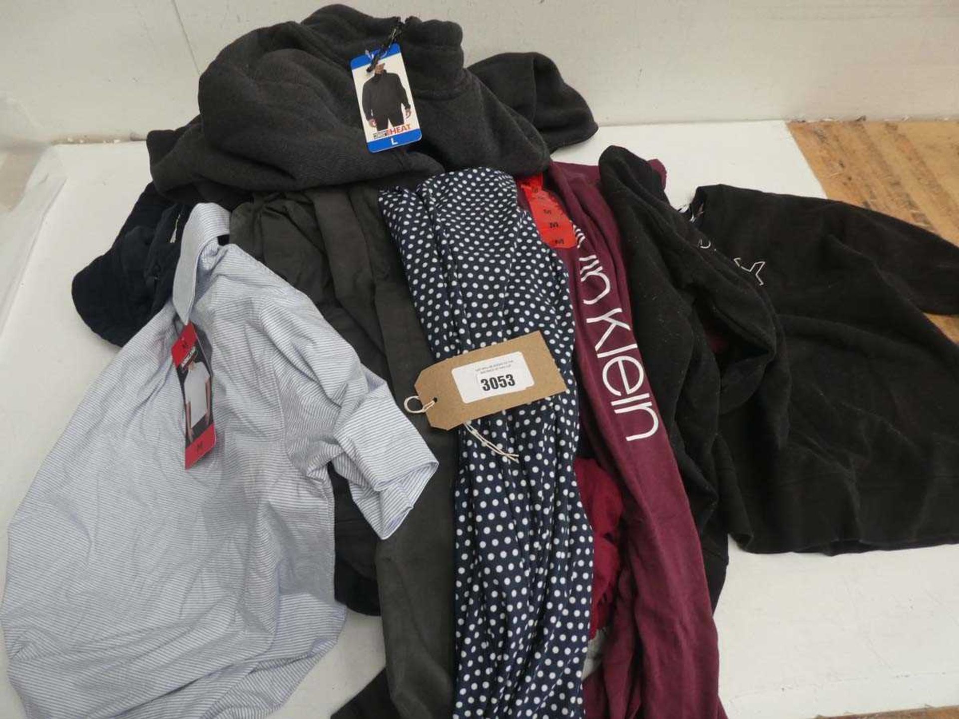 +VAT Selection of mixed men's clothing to include Calvin Klein, DKNY, Kirkland, 32 Degree Heat, etc
