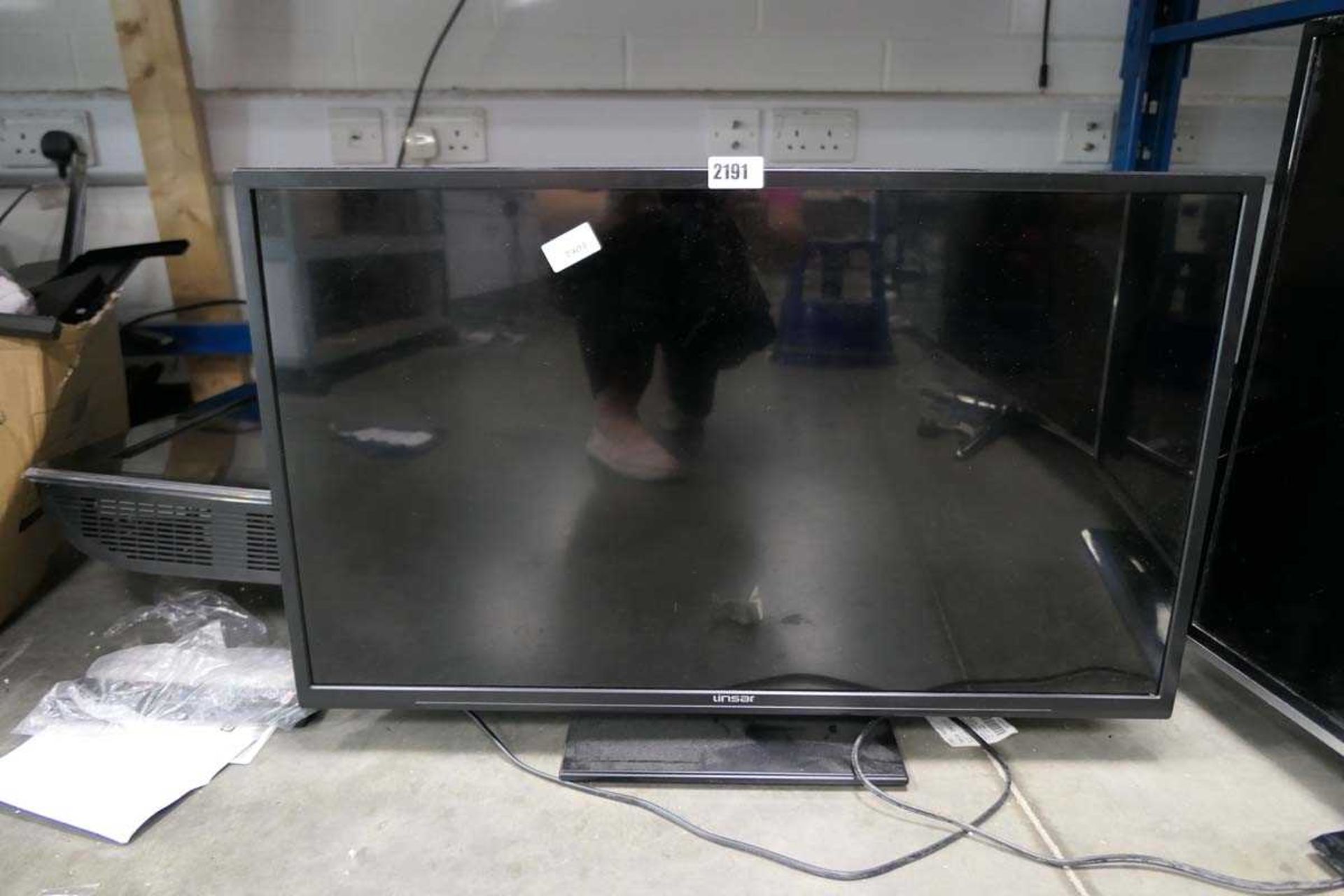 Various Samsung tv's and a Linsar lcd tv, sold for spares - Image 2 of 2