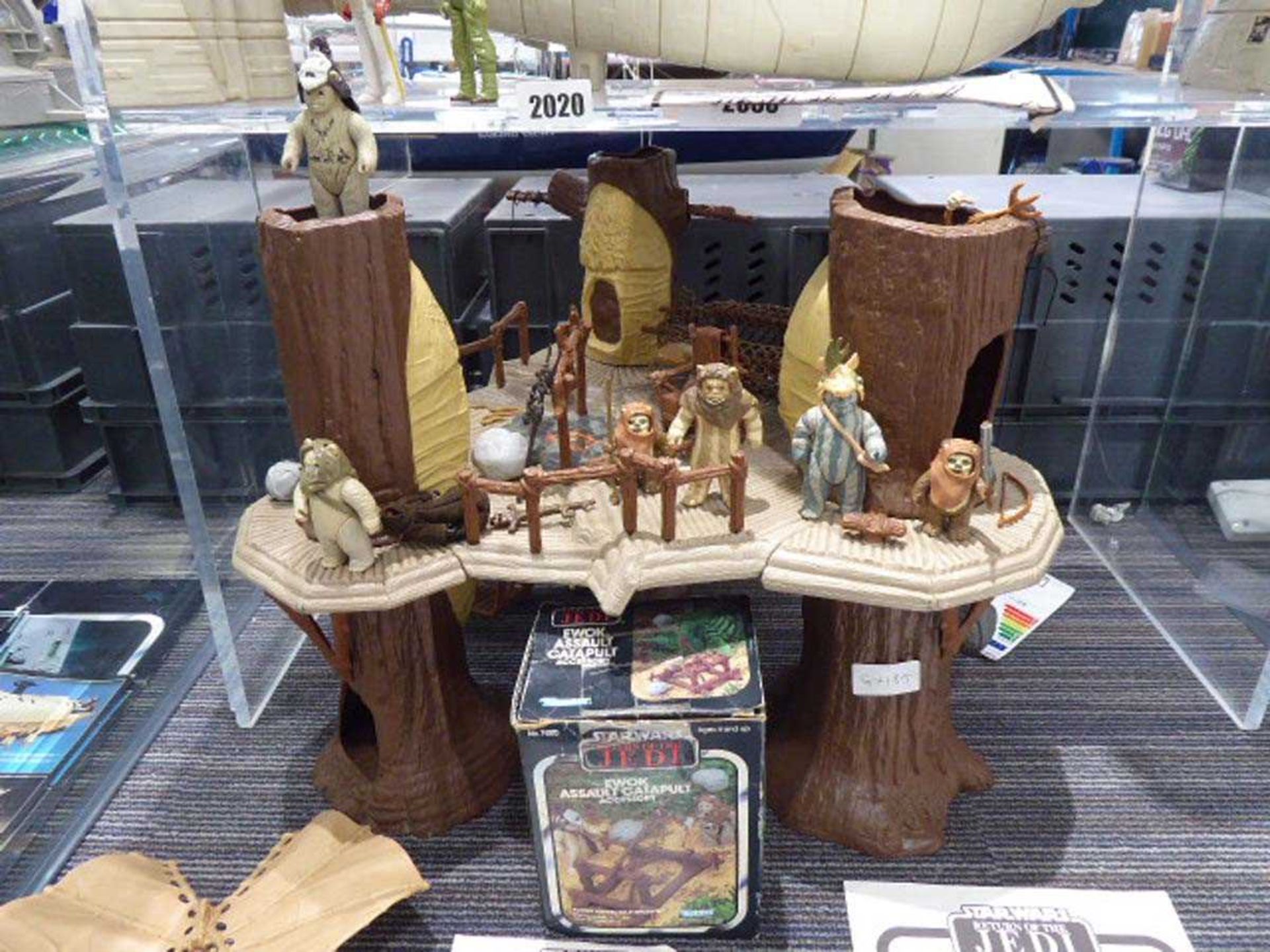 Star Wars Return of the Jedi Ewok village, the assault catapult and the combat glider plus various - Image 3 of 3