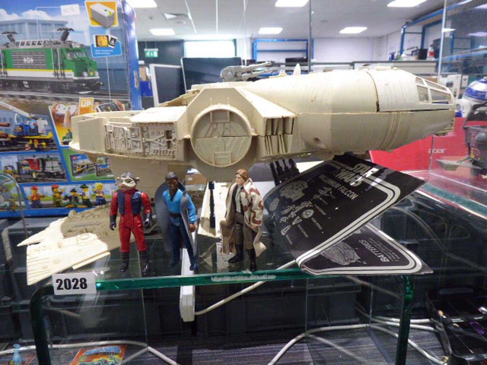 Star Wars Millennium Falcon ship together with Hans Solo, Lando Calrissian and Nien Nunb - Image 2 of 2