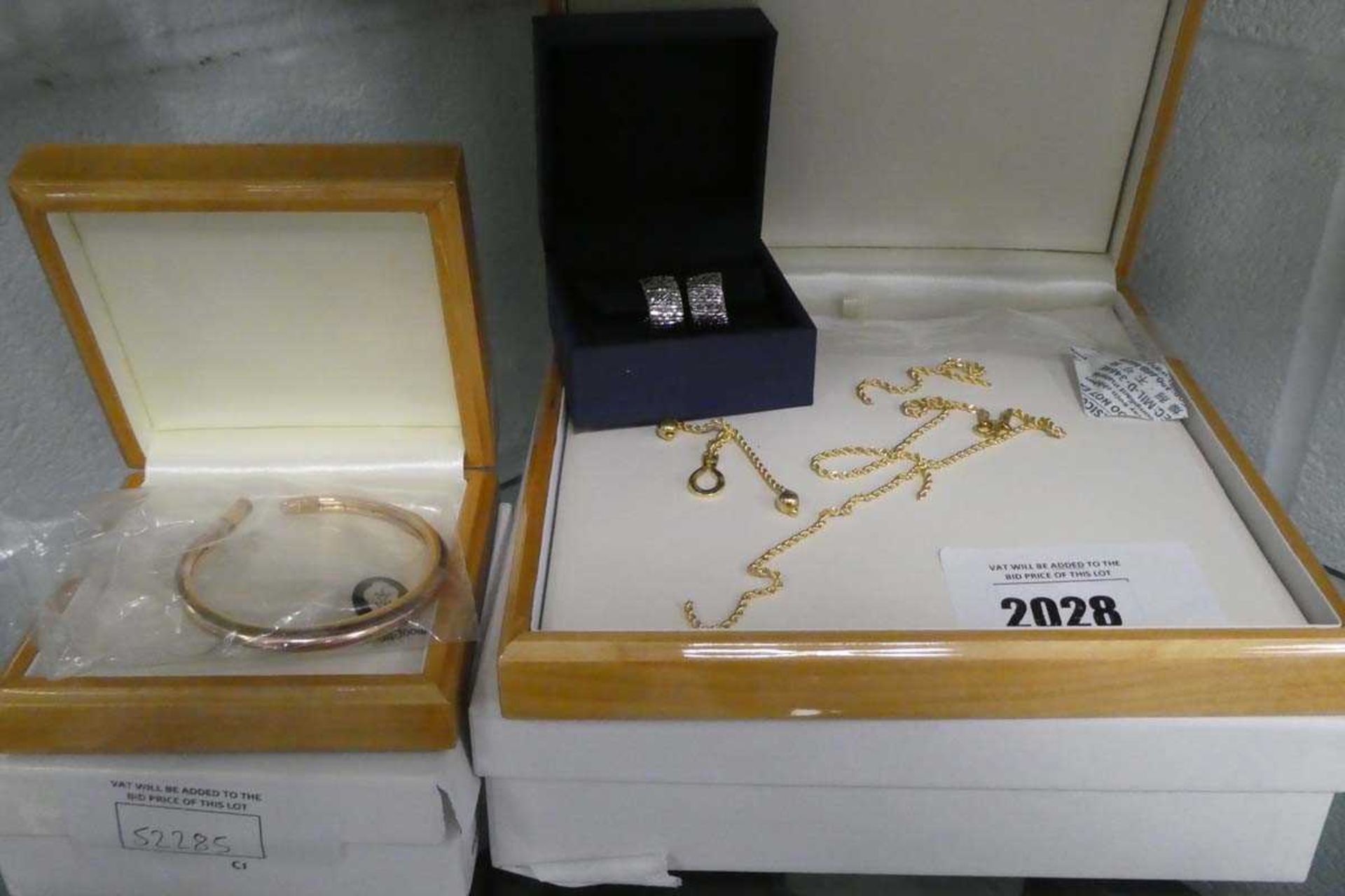 +VAT 3 various cased sets of jewellery items to include a 14kt flexible bangle with damaged clasp,